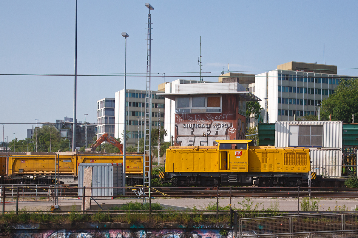 
Die 203 306-6 (92 80 1 203 306-6 D-DB) der DB Netz AG, ex DB 202 752-2, ex DR 112 752-1, ex DR 110 752-3, steht am 04.06.2019 mit Abraumwagen (Containertragwagen 2 Abraumcontainer) beim Stellwerk Stuttgart Nord (aufgenommen aus einem Zug).


Die V 100.1 wurde 1974 bei LEW (VEB Lokomotivbau Elektrotechnische Werke „Hans Beimler“, Hennigsdorf) unter der Fabriknummer 14453  gebaut und als 110 752-3 an die DR ausgeliefert. 1987 erfolgte der Umbau in 112 752-1, die Umzeichnung in 202 752-2 erfolgte 1992, die Ausmusterung bei der DB erfolgte 2000 und sie ging an ALSTOM Lokomotiven Service GmbH in Stendal, in wie weit dort ein Umbau erfolgte ist mir unbekannt. Im Oktober 2002 ging sie dann an die Deutsche Bahnbau GmbH als 203 306-6 und 2004 weiter an sie DB Netz AG.
