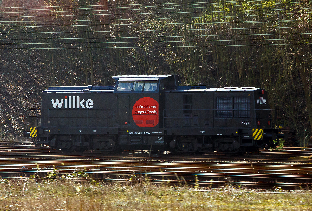Die  203 501 „Roger“ (92 80 1203 501-2 D-WWL) der Willke Logistics GmbH (Ludwigslust) konnte ich am 19.03.2019 kurz vor Hamburg aus dem Zug heraus fotografieren.

Die DR V 100.1 wurde 1971 bei LEW (VEB Lokomotivbau Elektrotechnische Werke „Hans Beimler“ Hennigsdorf) unter der Fabriknummer 12888 gebaut und als DR 110 379-5 an die Deutschen Reichsbahn geliefert. Im DR Bw Erfurt erfolgte 1984 ein Umbau und  die Umzeichnung in DR 112 379-3. Bedingt durch die Wiedervereinigung erhielt die Lok zum 01.01.1992 die Umzeichnung in DR 202 379-4 (BR 112 waren nun E-Eloks), nach dem Zusammenschluss der beiden deutschen Bahnen wurde die Lok zur DB 202 379-4, als diese lief sie bis zur Ausmusterung im Jahre 2000 und sie ging ans Schienenfahrzeugzentrum Stendal der DB Regio AG. 

Im SFZ - Schienenfahrzeugzentrum Stendal wurde sie dann 2001 rekonstruiert und remotorisiert, dabei bekam sie einen neuen Caterpillar- V12-Zylinder-Viertakt-Dieselmotor mit Turboaufladung und Ladeluftkühlung vom Typ  CAT 3512 DI-TA mit einer Leistung 1.082 kW (1.472 PS). Nach diesem Umbau wurde sie erst zur 203 204-3. 

Weiter Stationen:
2002  EBM Cargo – Gummersbach 
2004  TLG - Transport und Logistik AG, TGL19
2006  EBW - Eisenbahnbewachungs-GmbH, V 150.12
2007  Vergabe der NVR-Nummer  92 80 1203 501-2 D-EBW und somit nicht mehr 203 204-3.
2010 RTS - Rail Transport Service Germany GmbH, München 
(92 80 1203 501-2 D-RTS).
2016 ging sie dann an die Willke Logistics GmbH in Ludwigslust.

TECHNISCHE DATEN:
Spurweite: 1.435 mm (Normalspur)
Achsformel: B'B'
Länge über Puffer: 14.320 mm
Drehzapfenabstand: 7.000 mm
Achsstand im Drehgestell: 2.300 mm
Raddurchmesser: 1.000 mm (neu)
Breite: 3.140 mm
Höchstgeschwindigkeit: 100 km/h 
Dienstgewicht: 64 t
Nennleistung: 1.082 kW (1.472 PS)
Hubraum: 51,7 Liter (Bohrung-Ø 170 x Hub 190 mm)
Leistungsübertragung: dieselhydraulisch
Anfahrzugkraft: 207 kN
Kleinste befahrbarer Gleisbogen: R 80 mm