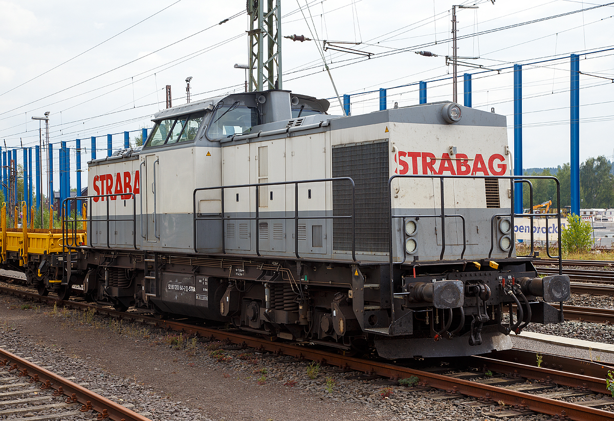 
Die 203 841-2 (92 80 1203 841-2 D-STRA) der STRABAG Rail GmbH, ex DB 202 841-3, ex DR 112 841-2, ex DR 110 841-4,abgestellt am 17.09.2016 mit einem Kranzug in Kreuztal.

Die V 100.1 wurde 1976 von LEW (VEB Lokomotivbau Elektrotechnische Werke „Hans Beimler“ Hennigsdorf) unter der Fabriknummer 15226 gebaut und an die DR als 110 841-4 ausgeliefert. Der Umbau in 112 841-2 erfolgte 1984 im BW Stendal, eine Umzeichnung in 202 841-3 erfolgte 1992 und 1994 ging sie dann mit in die DB �ber. Die z-Stellung und Ausmusterung erfolgten 2000 und wurde an die SFZ - Schienenfahrzeugzentrum Stendal (sp�ter ALSTOM Lokomotiven Service GmbH) verkauft.

Von ALSTOM Lokomotiven Service GmbH in Stendal erfolgte dann der Umbau gem�� Umbaukonzept  BR 203.1  in die heutige 203 841-2, die Inbetriebnahme im Dezember 2010. Die STRABAG Rail GmbH kaufte sie dann 2011. 