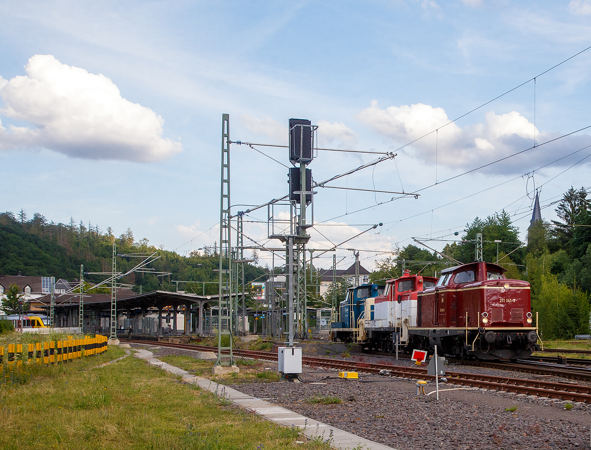 Die 211 041-9  (92 80 1211 041-9 D-NESA) der NeSa (Eisenbahn-Betriebsgesellschaft Neckar-Schwarzwald-Alb mbH, Rottweil), ex DB V 100 1041, fährt am 25.06.2022, mit zwei V60 der leichten Ausführung mit Funkfernsteuerung (BR 364) am Haken als Lz, durch den Bahnhof Betzdorf (Sieg) in Richtung Köln. Es waren die 364 847-4 und die 364 514-0  Günther“  der ELBA Logistik GmbH (Backnang). 

Die führende V 100.10 wurde 1962 von Arnold Jung Lokomotivfabrik GmbH, Jungenthal, Kirchen a.d. Sieg unter der Fabriknummer 13315 gebaut und als V 100 1041 an die Deutsche Bundesbahn geliefert, zum 01.01.1968 erfolgte die Umzeichnung in DB 211 041-9, so fuhr sie bis zur Ausmusterung im Februar 2000 und sie ging dann zur NeSA - Eisenbahn-Betriebsgesellschaft Neckar-Schwarzwald-Alb mbH.
