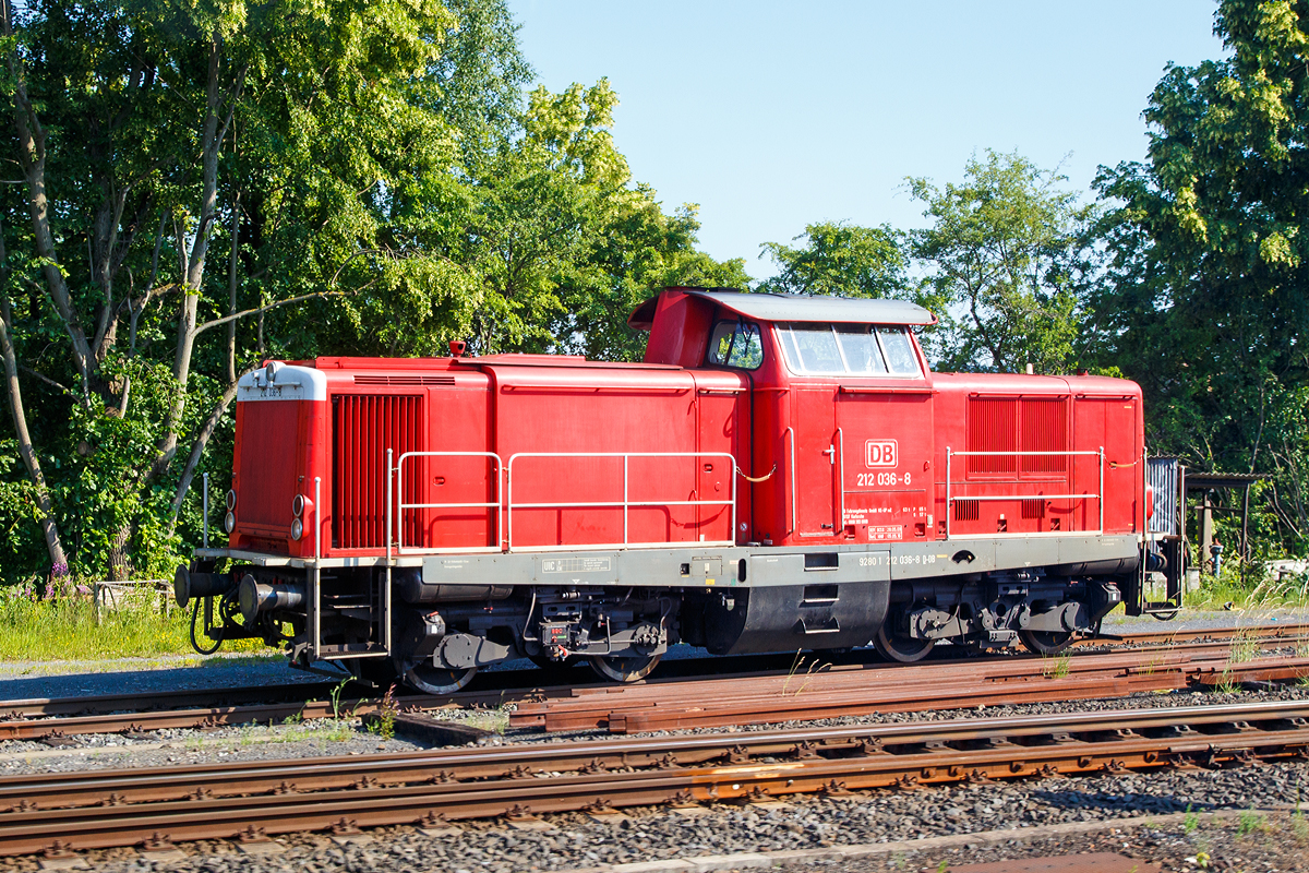 
Die 212 036-8 (92 80 1212 036-8 D-DB) der DB Fahrwegdienste GmbH (gehört zur DB Netz AG), ex DB V 100 2036, ist am 01.07.2015 beim Bahnhof Marktredwitz abgestellt.

Die V 100.20 wurde 1963 von MaK unter der Fabriknummer 1000172 gebaut, 2009 wurde die Lok im DB-Werk Cottbus  modernisiert.  

Die Aufnahme entstand aus einem fahrenden Zug heraus.