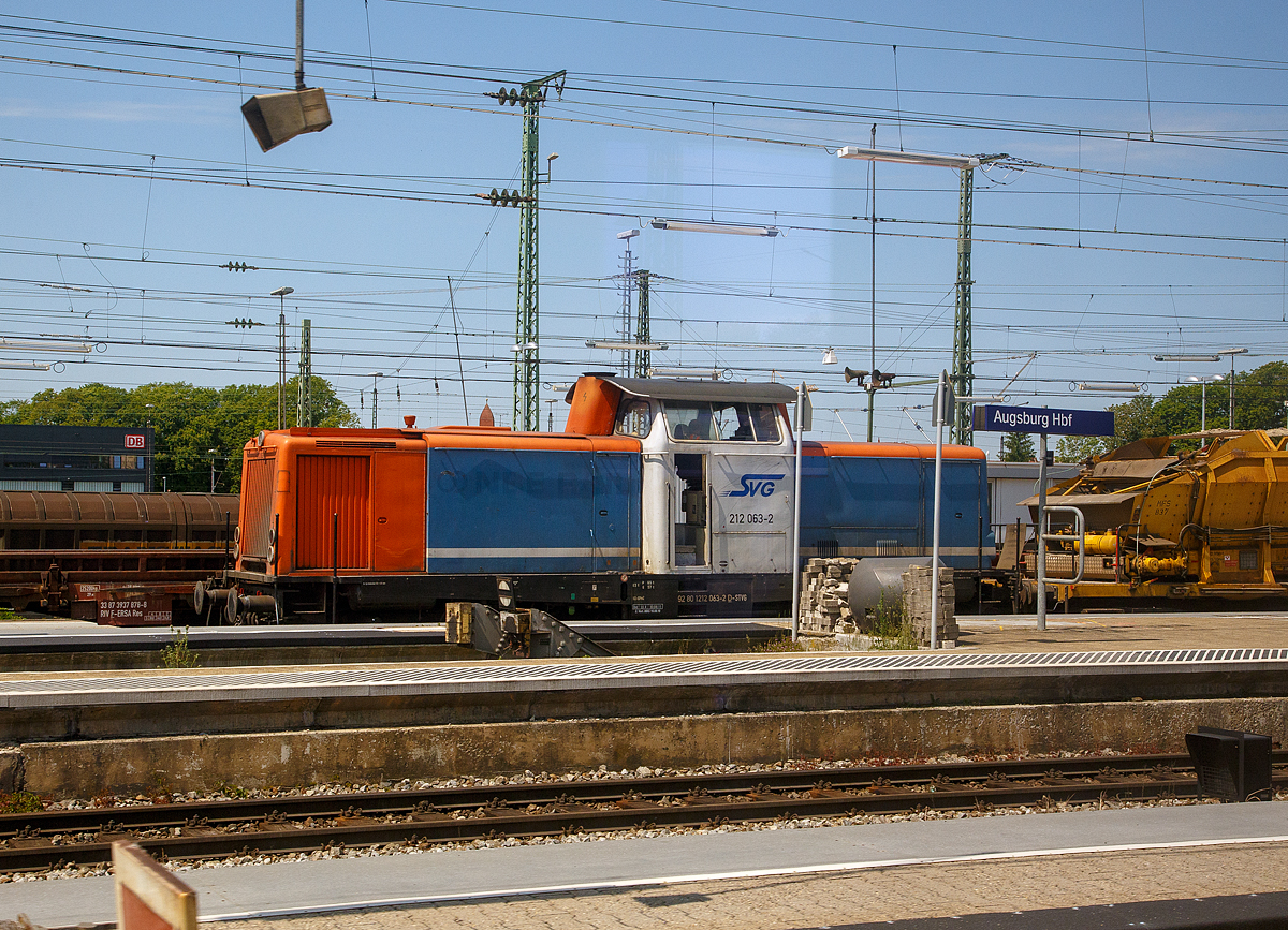 Die 212 063-2 (92 80 1212 063-2 D-STVG) der Stauden Verkehrs Gesellschaft mbH steht am 04.06.2019 mit einem Bauzug beim Hbf Augsburg (aufgenommen aus einem Zug).

Die V 100.20 wurde 1963 MaK in Kiel unter der Fabriknummer 1000199 gebaut und als V 100 2063 an die Deutsche Bundesbahn geliefert. Zum 01.01.1968 Umzeichnung in DB 212 063-2, die Ausmusterung bei der DB erfolgte im Jahr 2005. Im Jahr 2010 ging sie an die ALS - ALSTOM Lokomotiven Service GmbH in Stendal. Vom Dezember 2010 bis 2014 war sie an die NBE RAIL GmbH vermietet und von 2015 bis 202019 an die Stauden Verkehrs Gesellschaft. Im Mai 2020 wurde sie an die EfW-Verkehrsgesellschaft mbH in Frechen (92 80 1212 063-2 D-EFW) verkauft.
