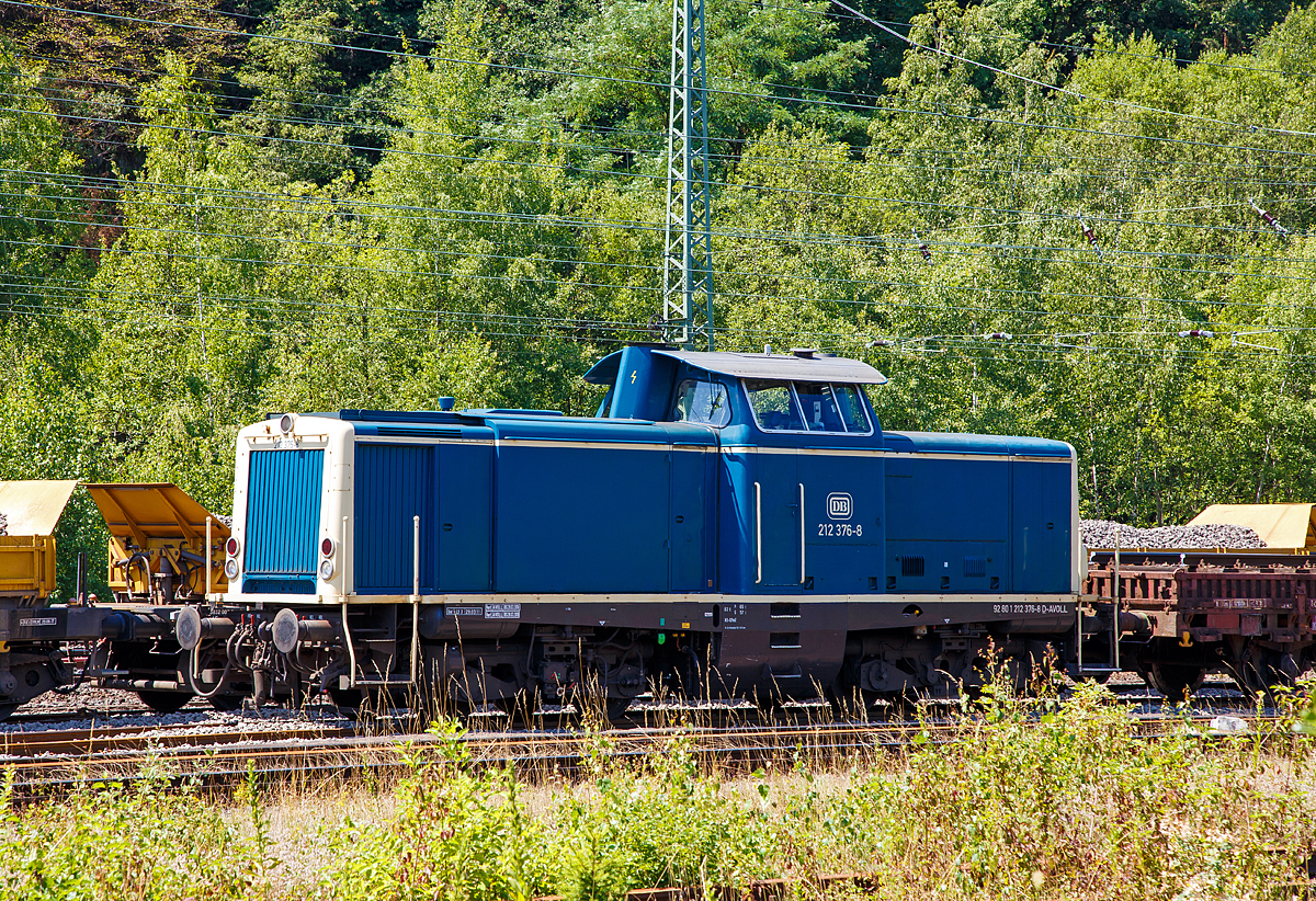 
Die 212 376-8 (92 80 1212 376-8 D-AVOLL) der Aggerbahn (Andreas Voll e.K., Wiehl), ex DB 212 376-8, ex DB V 100 2376, ist am 15.07.2018 in Betzdorf (Sieg) abgestellt. 

Die Lok, vom Typ V100.20 wurde 1965 bei Deutz unter der Fabrik-Nr. 57776 gebaut und als V 100 2376 an die Deutsche Bundesbahn ausgeliefert, 1968 erfolgte die Umzeichnung in 212 376-8. Die Ausmusterung bei der DB erfolgte 2010, über ALS - ALSTOM Lokomotiven Service GmbH in Stendal kam sie 2011 zur Aggerbahn.