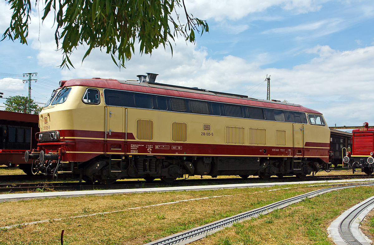
Die 218 105-5 (92 80 1218 105-5 D-DB) der WestFrankenBahn (DB Regio) am 22.06.2014 im DB Museum Koblenz-Lützel, in den TEE-Farben purpurrot/beige.

Die V 164 wurde 1971 bei Krupp unter der Fabriknummer 5126 gebaut und an die Deutschen Bundesbahn (DB) geliefert, seit 2008 ist sie im BW Aschaffenburg stationiert und gehört der WestFrankenBahn (DB Regio).


Technische Daten:
Achsformel:  B'B'
Spurweite:  1.435 mm
Länge: 16.400 mm
Drehzapfenabstand: 8.600 mm
Drehgestellachsstand: 2.800 mm
Gewicht:  80 Tonnen
Radsatzfahrmasse:  20,0 Tonnen
Höchstgeschwindigkeit:  140 km/h
Kleinster befahrbarer Gleisbogen: R 100 m
Motor: Wassergekühlter V 12 Zylinder Viertakt MTU - Dieselmotor vom Typ MA 12 V 956 TB 11 (abgasoptimiert) mit Direkteinspritzung und Abgasturboaufladung mit Ladeluftkühlung
Motorleistung: 2.800 PS (2.060 kW) bei 1500 U/min
Motorhubraum: 114,67 Liter (insgesamt)
Getriebe: MTU-Getriebe K 252 SUBB (mit 2 hydraulische Drehmomentwandler)
Leistungsübertragung: hydraulisch
Tankinhalt:  3.150 l
