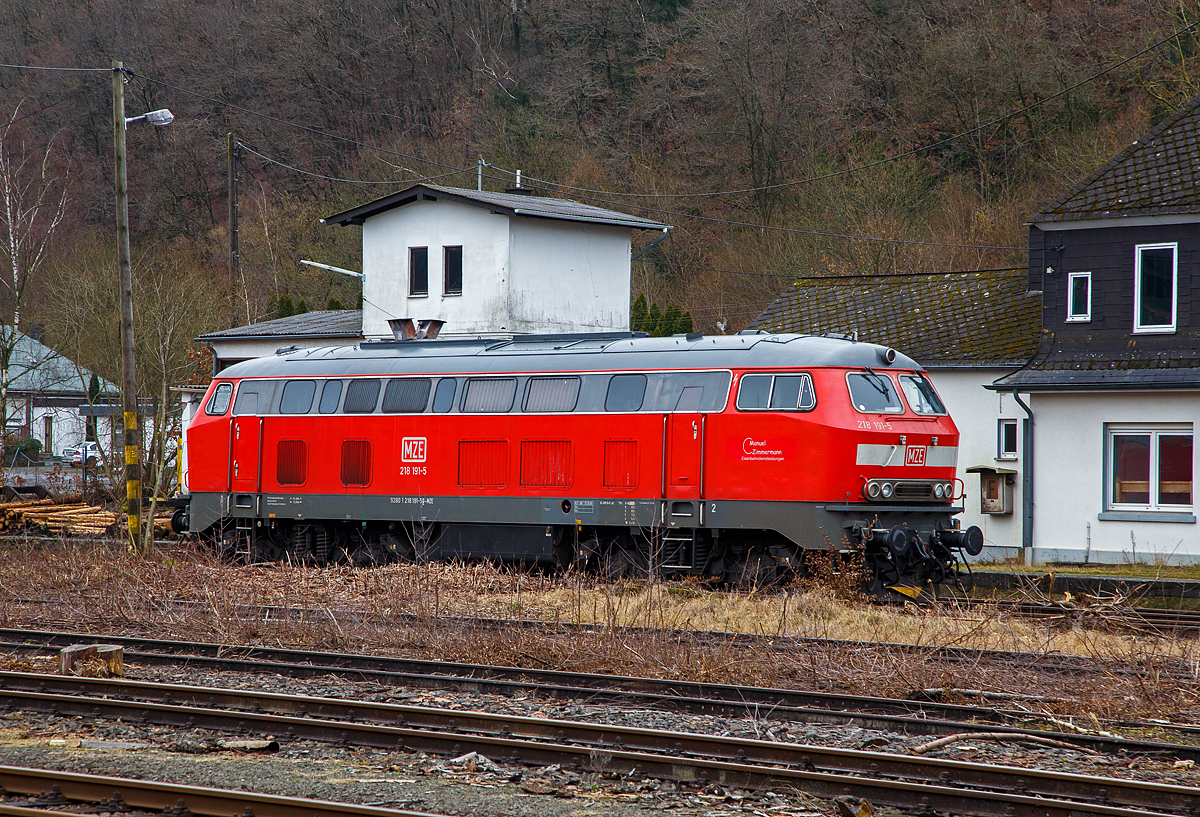 Die 218 191-5 (92 80 1218 191-5 D-MZE) der MZE - Manuel Zimmermann Eisenbahndienstleistungen ist am 15.01.2022 beim Kleinbahnhof der WEBA (Westerwaldbahn) abgestellt.

Die V 164 (BR 218) wurde 1973 bei Krupp unter der Fabriknummer 5205 gebaut und an die DB geliefert, im Juli 2018 wurde sie dann ausgemustert und an Manuel Zimmermann Eisenbahndienstleistungen verkauft.