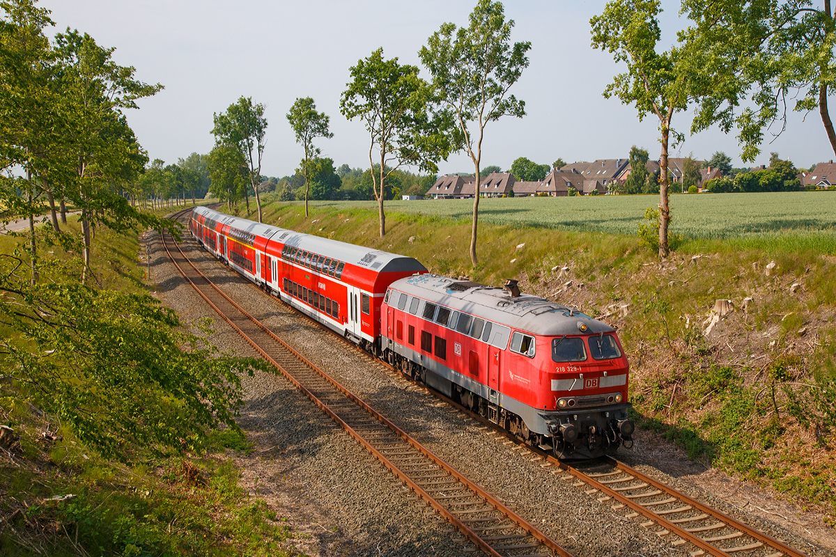 
Die 218 329-1 (92 80 1218 329-1 D-DB) der DB Regio AG mit dem RE 85 Hamburg - Lübeck – Oldenburg in Holstein  – Puttgarden (Umlauf RE 21448) fährt am 13.06.2015 von Großenbrode weiter in Richtung Fehmarnsundbrücke. Die hier befahrene Bahnstrecke Lübeck–Puttgarten (KBS 141) ist auch bekannt als  Vogelfluglinie“. 

Die V 164 wurde 1975 von Krupp unter der Fabriknummer 5322 gebaut. Diese vierachsige Diesellokomotive der Baureihe 218  ist eine der erfolgreichsten und zuverlässigsten Diesellokomotiven in der Geschichte der Deutschen Bundesbahn. Die Lokomotiven der Baureihe 218 sind das zuletzt entwickelte Mitglied der V-160-Lokfamilie. In ihr wurden die viele Gemeinsamkeiten aufweisenden Entwicklungen der Baureihen 215 bis 219 (V 160 bis V 169) zusammengefasst. Bei der 218 wurden von der Baureihe 217 die elektrische Zugheizung übernommen, von den Prototypen der Baureihe 215 übernahm man den 1840-kW-Motor (2500 PS), der einen Hilfsdieselmotor zum Betrieb des Heizgenerators überflüssig machte.

Von 1968 bis 1979 lieferten Krupp, Henschel, Krauss-Maffei und MaK in Kiel) insgesamt 411 Maschinen. 

Die 2500 bis 2800 PS starken B’B’-Loks erreichen 140 km/h und werden sowohl im Reise- als auch im Güterzugdienst eingesetzt. Die 218 bewährten sich im Betriebsdienst und galten bis zum Jahr 2000 noch als die wichtigsten Streckendieselloks der DB. 

Die Nachfolgebaureihe 245 wird in deutlich kleineren Stückzahlen gebaut werden, da die meisten bisher von der Baureihe 218 gezogenen Züge auf Dieseltriebwagen umgestellt werden oder die Einsatzstrecken elektrifiziert werden. Die elektrische Zugheizung und die Wendezugsteuerung machen die Baureihe 218 zu einer universell verwendbaren Lok.

Die hier gezeigte 218 329-1 hatte bis 2001 einen V-16-Zylinder Dieselmotor vom Typ S.E.M.T. Pielstick 16 PA 4 V 20016 PA 4 V 200 mit einer Leistung von 1968 kW / 2700 PS bei 1500 U/min. Im November 2001 wurde sie remotoriesiert und bekam wie nur zwei weitere 218er einen V16-Zylinder Caterpillar-Motor 3516B HD mit Abgasturbolader und Ladeluftkühlung mit einer Leistung von 2060 kW (2800 PS).

Technische Daten:
Achsformel:  B'B'
Spurweite:  1.435 mm
Länge: 16.400 mm
Drehzapfenabstand: 8.600 mm
Drehgestellachsstand: 2.800 mm
Gewicht:  80 Tonnen
Radsatzfahrmasse:  20,0 Tonnen
Höchstgeschwindigkeit:  140 km/h
Kleinster befahrbarer Gleisbogen: R 100 m
Motor: Wassergekühlter V-16-Zylinder-Viertakt-Dieselmotor mit Abgasturbolader und Ladeluftkühlung  vom Typ Caterpillar 3516B HD 
Motorleistung: 2.800 PS (2.060 kW) bei 1500 U/min
Getriebe: MTU-Getriebe K 252 SUBB (mit 2 hydraulische Drehmomentwandler)
Leistungsübertragung: hydraulisch
Tankinhalt:  3.150 l
