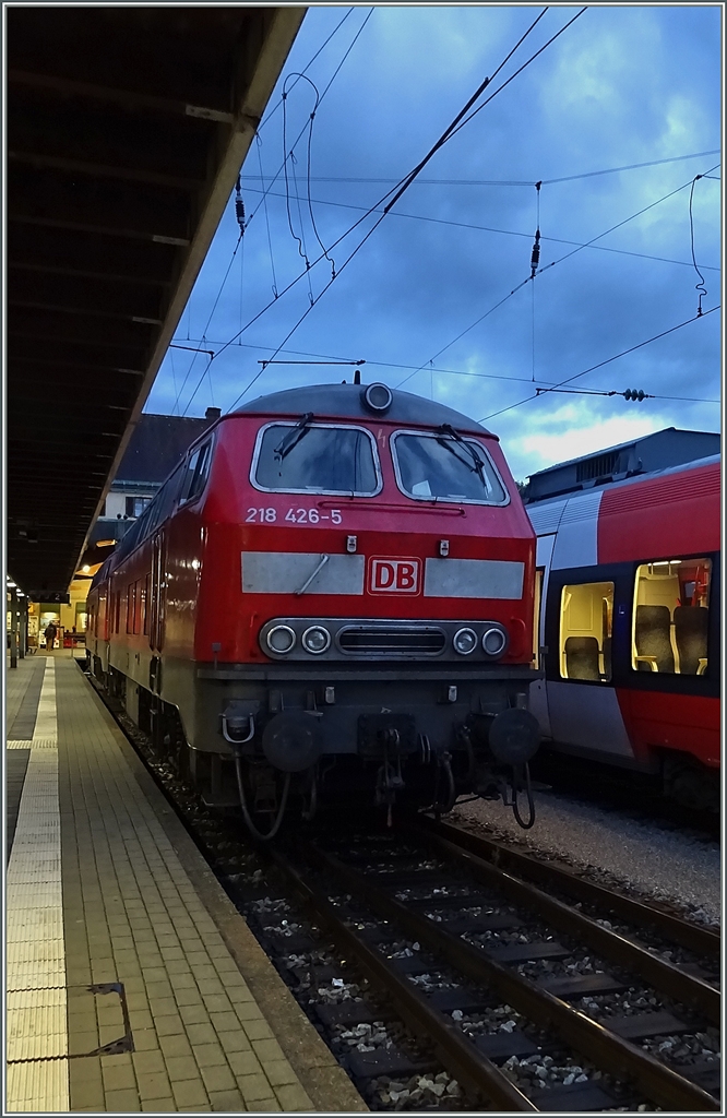 Die 218 426-5 und eine Schwesterlok haben eine EC aus München nach Lindau gebracht und warten nun auf den Gegenzug um nach München zurück zu fahren. 
Lindau, den 17. Sept. 2015