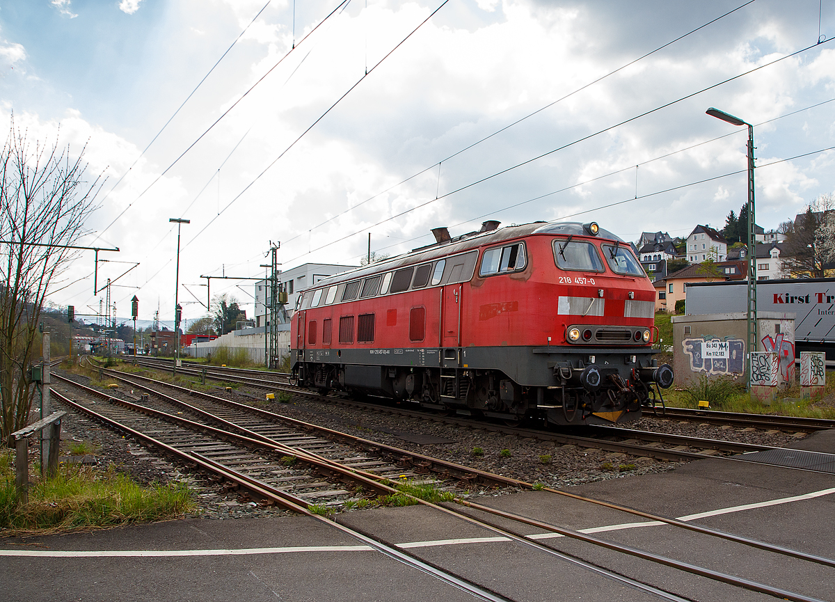 Die 218 457-0 (92 80 1218 457-0 D-AIX) der der AIXrail GmbH (Aachen) fährt am 14.04.2022, als Lz (Lokzug) bzw. auf Tfzf (Triebfahrzeugfahrt), auf der Siegstrecke durch Niederschelden (hier noch Niederschelderhütte, kurz vorm Bü 343 - Km 112,183) in Richtung Siegen.
 
Die V 164 wurde 1978 bei Henschel in Kassel unter der Fabriknummer 32051 gebaut und als 218 457-0 an die DB geliefert. Bis Dezember 2018 fuhr sie als 92 80 1218 457-0 D-DB für die DB Regio Bayern und wurde 2019 an die AIXrail GmbH verkauft.
