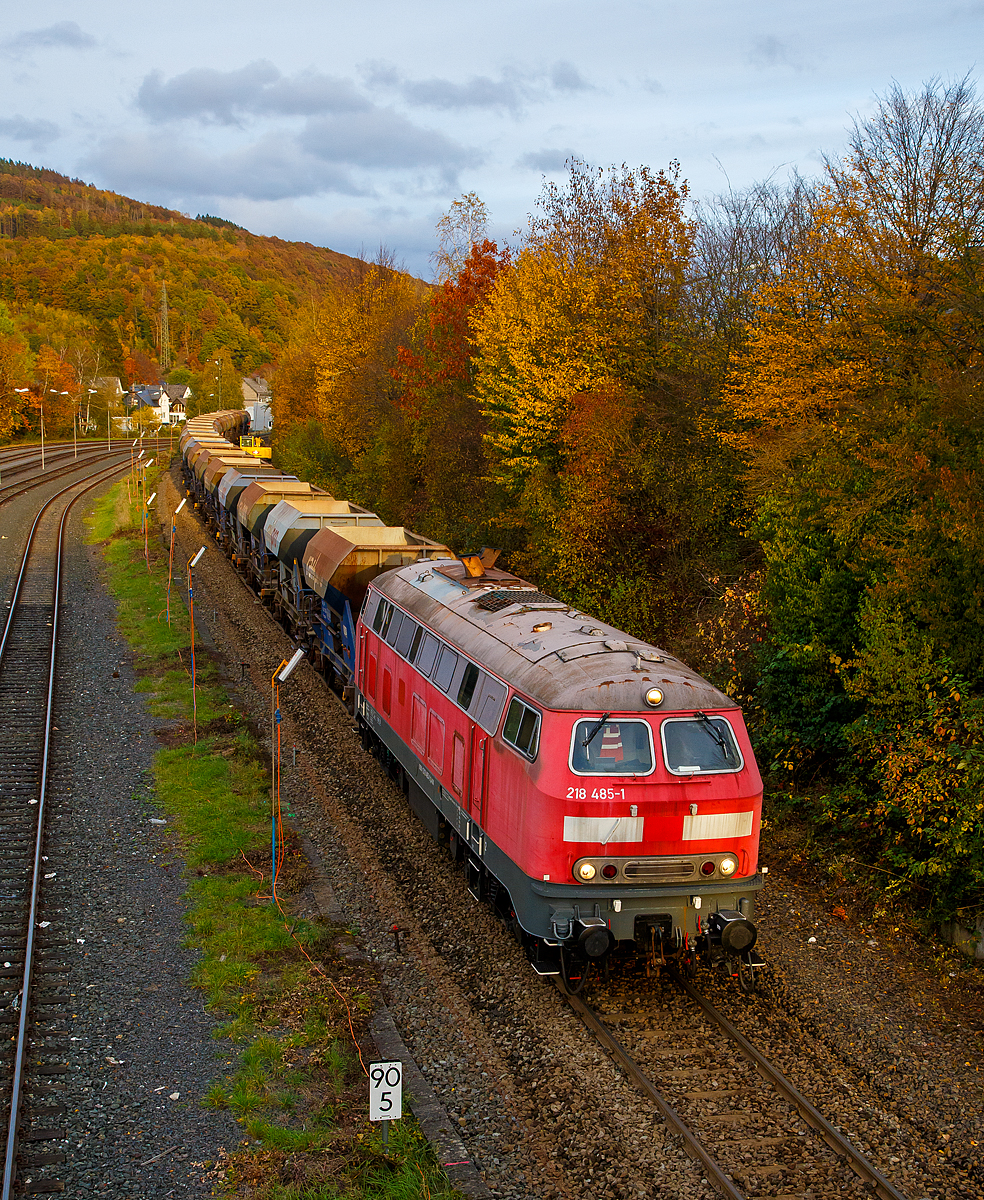 
Die 218 485-1 (92 80 1218 485-1 D-AIX) der AIXrail GmbH mit einem Schotterzug (zweiachsige Sch�ttgutwagen der Gattung Fccpps) am 27.10.2020 in Herdorf.

Die V 164 wurde 1978 von der Krauss-Maffei AG in M�nchen-Allach unter der Fabriknummer 19800 gebaut und an die DB geliefert, 2018 wurde sie bei der DB ausgemustert und an die AIXrail GmbH in Aachen verkauft.

Die Lok hat die Zulassungen f�r D, A, CH, F, DK und SC.