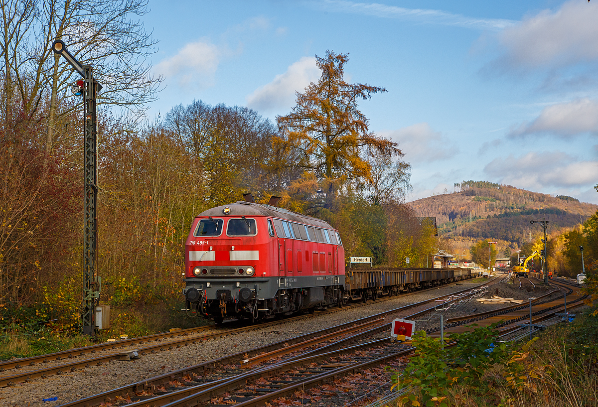 
Die 218 485-1 (92 80 1218 485-1 D-AIX) der AIXrail GmbH mit einem mit Altschotter beladenen Flachwagenzug verlässt am 04.11.2020 den Bahnhof Herdorf. Über Betzdorf und Kreustal geht es nach Bochum, wo der Altschotter recycelt wird.  

Die V 164 wurde 1978 von der Krauss-Maffei AG in München-Allach unter der Fabriknummer 19800 gebaut und an die DB geliefert, 2018 wurde sie bei der DB ausgemustert und an die AIXrail GmbH in Aachen verkauft.

Die Lok hat die Zulassungen für D, A, CH, F, DK und SC.
