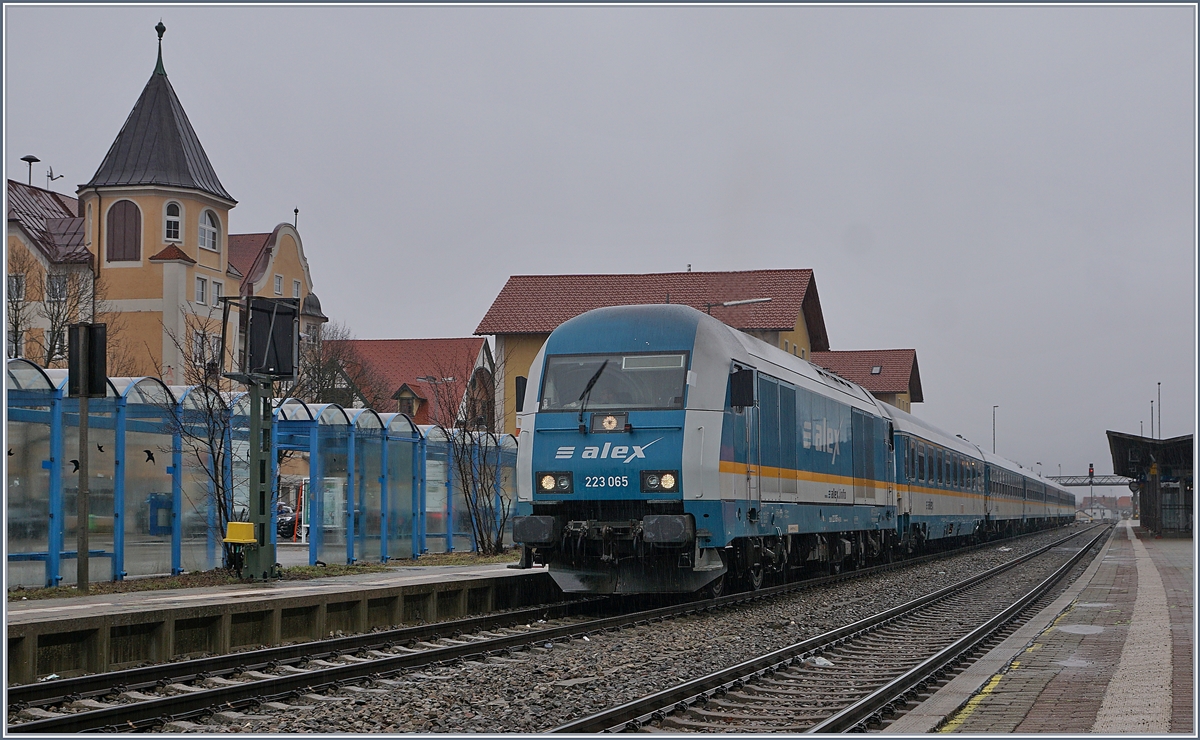 Die 223 065 mit ihrem Alex von München nach Lindau beim Halt in Immenstaad. 

15. März 2019