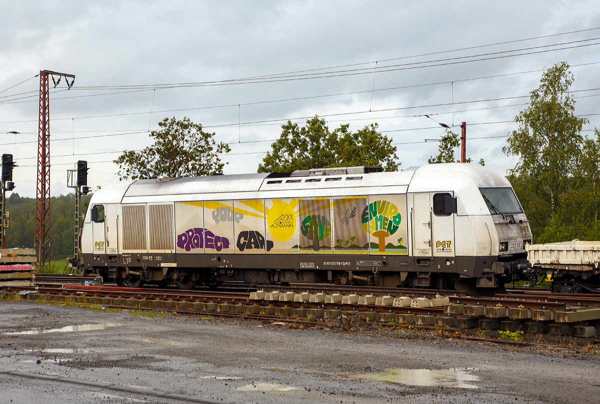 
Die 223 158 (92 80 1223 158-7 D-PCT) der Rail Cargo Carrier – Germany (ex PCT Private Car Train GmbH) steht am 18.08.2019, mit einem Bauzug (Wagen der Gattung Rens 192 B) der Eiffage Rail, in Wilnsdorf-Rudersdorf.

PCT Private Car Train GmbH war eine 100%tige Tochter und das EVU der ARS Altmann AG, die das Unternehmen zum März 2016 an die ÖBB verkauft hat und firmiert als Teil der Rail Cargo Group unter Rail Cargo Carrier – PCT. Mittlerweile ist sie vollkommen in die Rail Cargo Carrier – Germany GmbH integriert.

Die Siemens ER 20 (Eurorunner) wurde 2011 von Siemens unter der Fabriknummer 21683 für die PCT gebaut.
