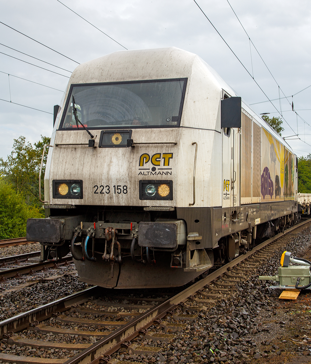 
Die 223 158 (92 80 1223 158-7 D-PCT) der Rail Cargo Carrier – Germany (ex PCT Private Car Train GmbH) steht am 18.08.2019, mit einem Bauzug (Wagen der Gattung Rens 192 B) der Eiffage Rail, in Wilnsdorf-Rudersdorf.

PCT Private Car Train GmbH war eine 100%tige Tochter und das EVU der ARS Altmann AG, die das Unternehmen zum März 2016 an die ÖBB verkauft hat und firmiert als Teil der Rail Cargo Group unter Rail Cargo Carrier – PCT. Mittlerweile ist sie vollkommen in die Rail Cargo Carrier – Germany GmbH integriert.

Die Siemens ER 20 (Eurorunner) wurde 2011 von Siemens unter der Fabriknummer 21683 für die PCT gebaut.
