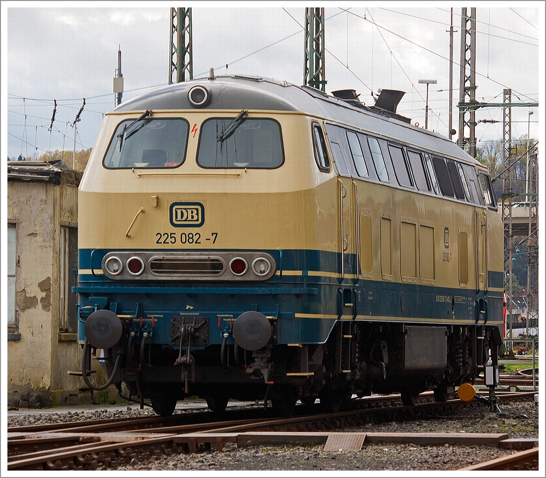 Die 225 082-7 der Aggerbahn (Andreas Voll e.K., Wiehl), ex DB 225 082-7, ex DB 215 082-9, steht am 09.11.2013 beim Siegener Lokschuppen. 

Die V 160 wurde 1971 bei MaK in Kiel unter der Fabriknummer 2000087 gebaut und als 215 082-9 an die DB geliefert. Im Jahr 2001 erfolgte der Umbau und Umbezeichnung in 225 082-7. Am 12.01.2009  erfolgte die z-Stellung und am 02.02.2012  die Ausmusterung  bei der DB. Über ALS - ALSTOM Lokomotiven Service GmbH in Stendal kam sie dann im Frühjahr 2013 zur Aggerbahn, sie hat die NVR-Nummer 92 80 1225 082-7 D-AVOLL).

Technische Daten der Lok:
Achsformel:  B'B'
Spurweite:  1.435 mm
Länge:  16.400 mm
Drehzapfenabstand:  8.600 mm
Drehgestellachsstand:  2.800 mm
Gesamtradstand: 11.400 mm
Gewicht: 79 Tonnen
Radsatzfahrmasse:  20,0 Tonnen
Höchstgeschwindigkeit: 140 km/h (90 km/h im Rangiergang) Motorentyp: MTU MA12V956TB11
Motorart: V 12 Zylinder-Dieselmotor mit Abgasturboaufladung und Ladeluftkühlung
Hubraum: 11,47 Liter (956 cl / Zylinder)
Dauerleistung: 2.059 kW (2.800PS) 
Nenndrehzahl: 1500 min-1
Leistungsübertragung: hydraulisch 
Zugsicherung:  PZB 90
Anzahl umgebauter Loks:  74