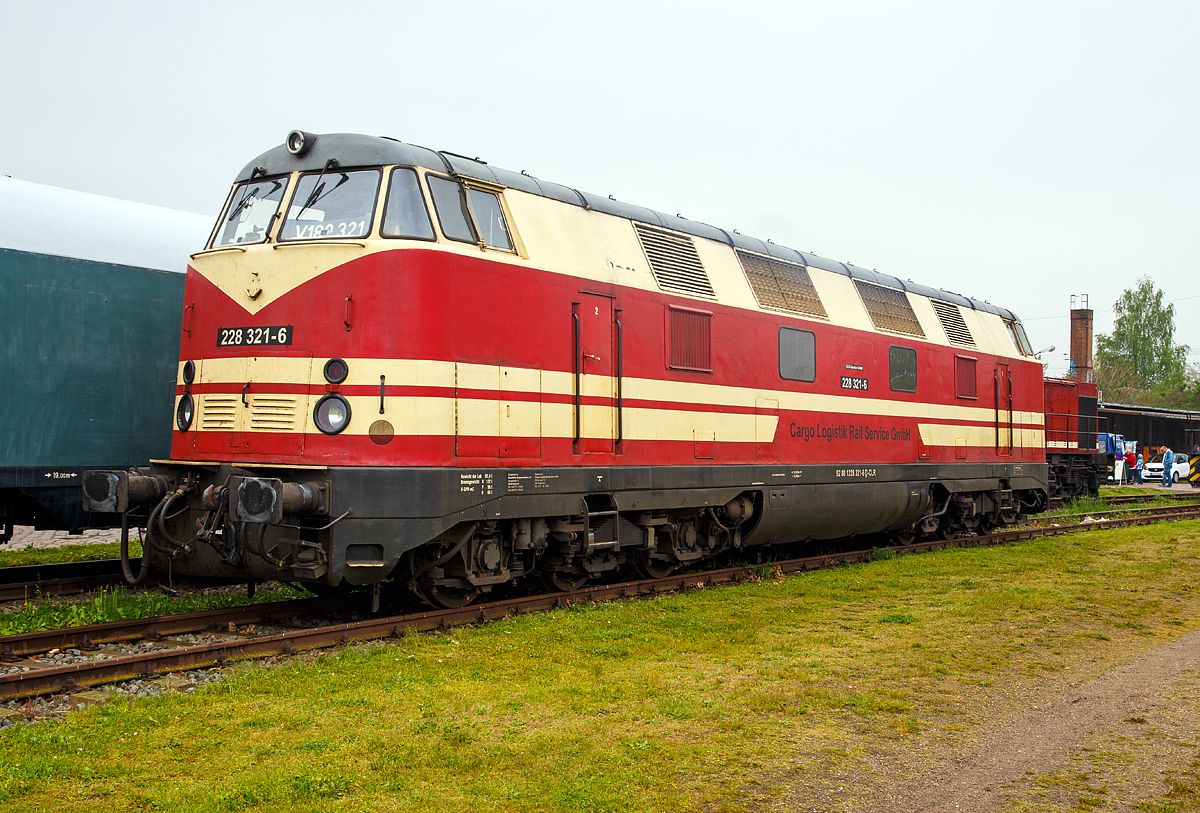 
Die 228 321-6 (92 80 1228 321-6 D-CLR) der Cargo Logistik Rail Service GmbH (CLR), ausgestellt am 06.05.2017 auf dem Familienfest der Magdeburger Eisenbahnfreunde im Wissenschaftshafen Magdeburg.

Die V 180. 2 (Achsfolge C’C’) wurde 1968 von Lokomotivbau Karl Marx, Babelsberg (LKM) unter der Fabriknummer 280125 gebaut und als V180 321 an die DR (Deutschen Reichsbahn) geliefert.  Die Lok hat folgenden Lebenslauf und ehemaligen Fahrzeugnummern:
1968 - 1970 DR V180 321
Am 01.06.1970 in 118 321-9
1990  Umbau und Umzeichnung in DR 118 721-0
01.01.1992 Umzeichnung in DR 228 721-7
01.01.1994 nun DB 228 721-7
01.03.1994 Ausmusterung 
1994 – 2001 Bernd Falz - Dampflokmuseum, Basdorf  als 228 721-7
2001  - 2011 Uwe Adam Transporte 8  Sylvia Adam   (V180 321),  NVR-Nummer: 92 80 1228 321-8 D-ADAM
Im Jahre 2003 wurde die V 180 bei Alstom in Stendal umfangreich umgebaut. Dabei wurden zwei neue und moderne V-12-Zylinder-Caterpillar-Dieselmotore vom Typ 3512 mit einer Leistung von je 1.050 kW (1.428 PS) und verschafften der Lok damit mehr Leistung. 
Seit 2011 nun CLR – Cargo Logistik Rail Service GmbH, Barleben  als 228 321-6 (NVR-Nummer: 92 80 1228 321-6 D-CLR)

Allgemeines zur der V 180:
LKM stellte im Jahr 1959 mit der Achsfolge B’B’ zwei Vorauslokomotiven V 180 001 und 002 fertig. Beide besaßen ein Voith-Getriebe sowie noch keinen Heizkessel. Diese Lokomotiven wurden nicht von der DR übernommen und 1966 und 1965 im Werk Babelsberg verschrottet. Zwei weitere Voraus-Lokomotiven wurden zu Erprobung 1962 gebaut. Es folgte die Kleinserie weiterer fünf Lokomotiven sowie die Serienproduktion bis zur V 180 087 in den Jahren 1963—1965. Die Loks erhielten zwei Zwölfzylinder-Dieselmotoren der Bauform 12 KVD 18/21 A-I in V-Anordnung mit einer Nennleistung von je 900 PS vom VEB Motorenwerk Johannisthal. Für den Einsatz auf Nebenbahnen wurde eine Version mit der Achsfolge C’C’ entwickelt. Im Jahr 1964 wurde V 180 201 fertig gestellt. Es folgten 205 Lokomotiven, wobei die letzten schon unter ihrer neuen Baureihennummer 118 ausgeliefert wurden.

Aufbau
Die Lok besitzt einen Leichtbaurahmen. Sie wurde anfangs in einer vierachsigen Version mit zwei zweiachsigen Drehgestellen gebaut. Diese Variante hatte keinen Drehzapfen, sondern eine trapezförmige Spannbandanlenkung. Die Primärfederung waren Gummischubfedern mit Metallzwischenlagen, die Sekundärfederung Blattfedern.

Die Lok hatte in der Mitte einen Heizkessel Bauart Köthen stehen, der auch in der Lokbaureihe 110 Verwendung fand. Darum herum angeordnet waren die Wasserbehälter und Kühlanlagen für die beiden Dieselmotoren des Typs 12KVD18/21 aus dem VEB Kühlautomat Berlin-Johannisthal, die hinter den Führerständen standen. Unter den Führerständen, die sehr hoch angelegt sind, liegen die Drei-Wandler-Strömungsgetriebe für 120 km/h. Hier sind die Lichtmaschinen und die Lüfter-Generatoren angeflanscht. Die durch Elektromotoren angetriebenen Kompressoren befinden sich ebenfalls unter den Führerständen. Die Schaltschränke sind an den Rückwänden der Führerstände angeordnet.

Die sechsachsige Ausführung wurde schon ab Werk mit den weiterentwickelten Motoren 12KVD18/21-A3 mit 736 kW/1000 PS ausgerüstet. Bei einem späteren Motorentausch erhielten alle Maschinen die nochmals leistungsgesteigerte Version 12KVD18/21-AL4 mit 883kW/1200PS Leistung. Die dreiachsigen Drehgestelle haben Drehzapfen.

Versuchsweise wurden in den 80er Jahren hochaufgeladene Motoren der Bauart 12KVD18/21-AL5 mit je 1100 kW/1500 PS Antriebsleistung eingebaut. Da die noch in der Erprobungsphase befindlichen Motoren noch unzuverlässig waren und man ohnehin mit den Baureihen 132 und 119 entsprechend leistungsstarke Lokomotiven zur Verfügung hatte, wurde von einem Serienumbau abgesehen.

Eine Besonderheit der sechsachsigen Version ist die geringe Achsfahrmasse von 15,6 t, sodass diese Lok universell auch auf Nebenbahnen eingesetzt werden kann. Außerdem hat sie eine Zulassung für Steilstrecken. Das dadurch mögliche Einsatzgebiet ist einmalig bei deutschen Großdieselloks.

Unterbaureihen:
118.0 – vierachsige Ausführung, 2 × 900 PS
118.1 – vierachsige Ausführung, 2 × 1.000 PS
118.2-4 – sechsachsige Ausführung, 2 × 1.000 PS
118.5 – vierachsige Ausführung, umgebaut aus 118.0,  2 × 1.000 PS
118.6-8 – sechsachsige Ausführung, umgebaut aus 118.2-4, 2 × 1.200 PS
V 240 001 – sechsachsige Ausführung (Prototyp), 2 × 1200 PS; umgezeichnet in 118 202, jetzt wieder V240 001 im Depot des Dresdner Verkehrsmuseums am BW Dresden-Altstadt (neben dem Eisenbahnmuseum Bw Dresden-Altstadt)
118 124 – vierachsige Ausführung, 2 × 15.00 PS (2x 12 KVD AL 5 Motoren)

TECHNISCHE DATEN der 228 321-6:
Spurweite: 	1.435 mm (Normalspur)
Achsformel: C’C’
Länge über Puffer:  19.460 mm
Größte Höhe:  4.280 mm
Drehzapfenabstand: 10.910 mm
Achsabstand im Drehgestell: 3.600 mm (2 x 1.800 mm)
Raddurchmesser:  1.000 mm
Dienstgewicht: 	93,4 t
Achsfahrmasse: 	15,5 t

Motoren Daten:
Art:  2 Stück  V-12-Viertakt-Dieselmotor mit Turboaufladung und Ladeluftkühlung
Typ:  Caterpillar 3512
Bohrung x Hub :	170 mm x 190 mm
Hubraum: 	51,8 l 
Leistung: 1.050 kW (1.428 PS)
Gewicht  (Nettotrockengewicht):  6.078 kg 
Motorengesamtleistung:  2.100 KW  (2.856 PS)

Leistungsübertragung:  hydrodynamisch
Höchstgeschwindigkeit:  120 km/h
Kleinster befahrbarer Gleisbogen: R = 100 m
