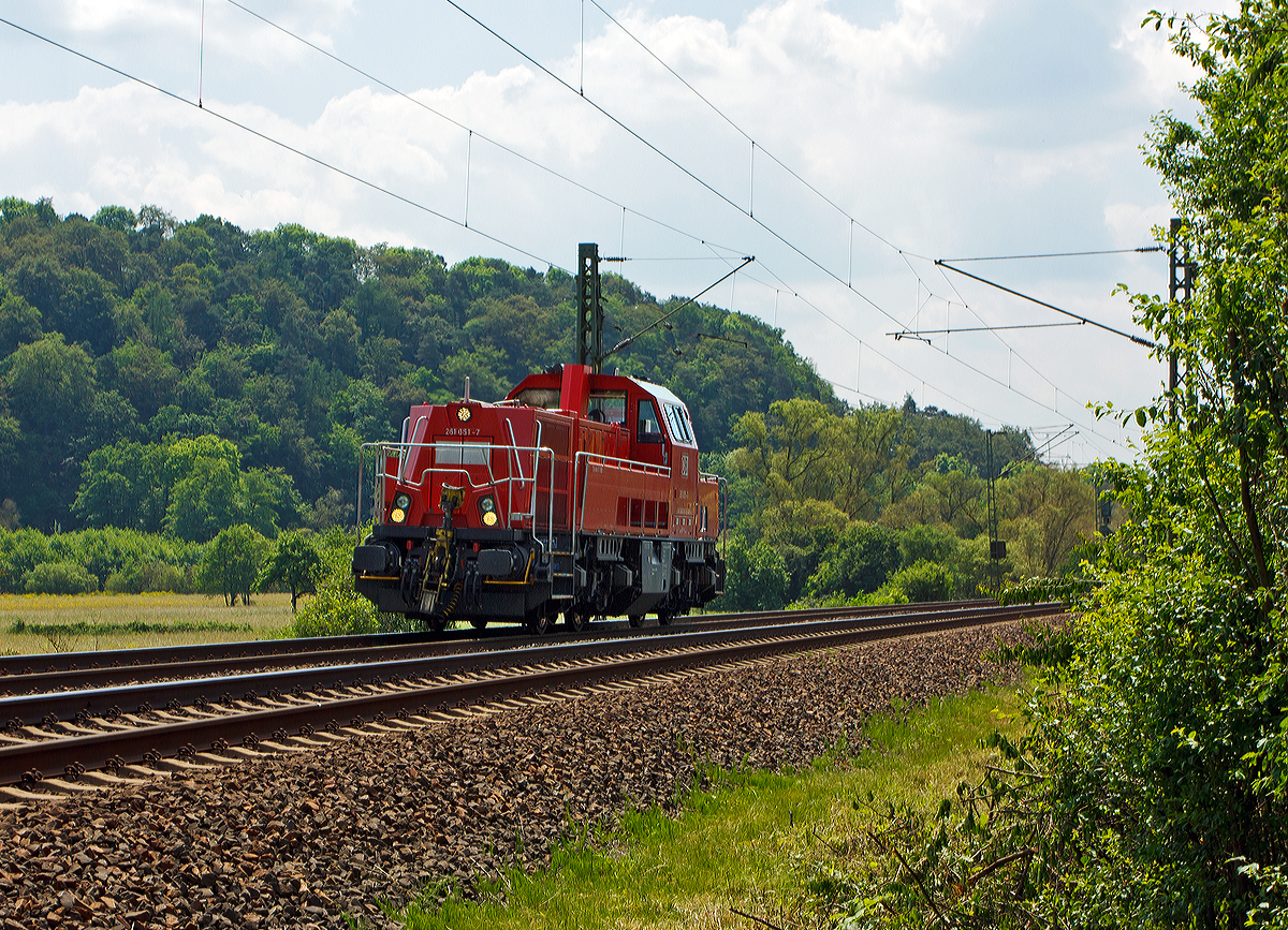 
Die 261 051-7 der DB Schenker Rail kommt am 02.06.2014 als Lz (solo) aus Wetzlar rauscht in Richtung Dillenburg, hier kurz vor Dillenburg beim Bü km 127,660.

Die Voith Gravita 10 BB wurde 2011 unter der L04-10102 gebaut und hat die kompl. NVR-Nummer 92 80 1261 051-7 D-DB und die EBA-Nummer EBA 08K03K 051.

