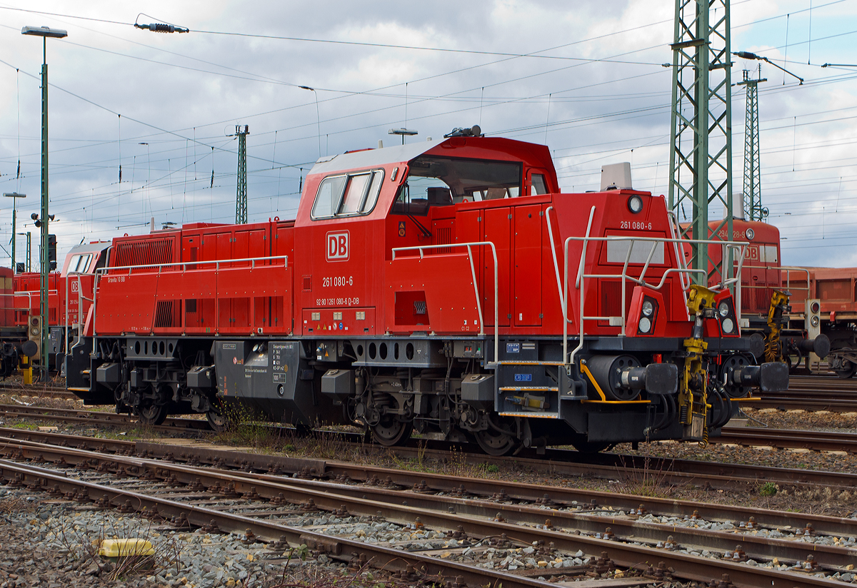 
Die 261 080-6 (92 80 1261 080-6 D-DB) eine Voith Gravita 10 BB der DB Schenker Rail abgestellt am 23.03.2014 beim Rangierbahnhof in Wetzlar. 

Die Lok wurde 2012 bei Voith in Kiel unter der Fabriknummer L04-10131 gebaut. Da neben stehen noch eine weitere Gravita und zwei V 90.