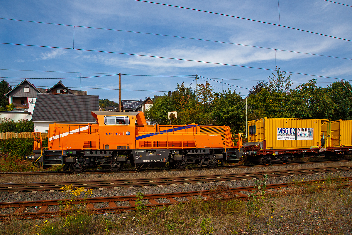Die 261 310-7 (92 80 1261 310-7 D-NRAIL) der northrail fährt am 03.09.2016 mit dem MSG 02 Mobile Spüleinrichtung für Gleisentwässerungsanlagen der Ba-Be-D Daimer GmbH durch Mudersbach/Sieg in Richtung Köln. 

Die Voith Gravita 10 BB wurde 2012 von Voith in Kiel unter der Fabriknummer L04-10011 für die northrail GmbH in Hamburg gebaut.