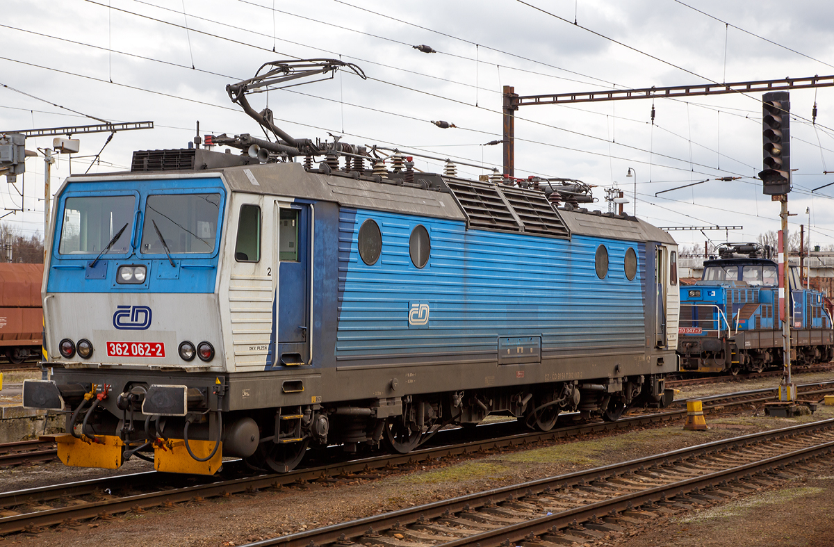 
Die ČD 362 062-2 (CZ-ČD 91 54 7 362 062-2) am 27.03.2016 beim Umsetzen im Bahnhof Cheb (Eger).

1990 wurde als Baureihe 362 erstmals eine 140 km/h schnelle Weiterentwicklung der ES 499.1/363 vorgestellt. 1989 wurden 30 Serienlokomotiven der Baureihe 362 bestellt. 1991 musste der Auftrag jedoch wegen finanzieller Schwierigkeiten storniert werden.

In den Jahren 1993/1994 und 2000/2001 wurde darum bei 14 Lokomotiven der ČD die Höchstgeschwindigkeit von 120 auf 140 km/h angehoben. Bei diesen wurden die Drehgestelle mit solchen der Baureihe 162 ausgetauscht.

Technische Daten:
Spurweite: 1.435 mm
Achsformel: Bo’Bo’
Länge über Puffer:  16.800 mm
Höhe:  4.625 mm
Breite:  2.940 mm
Drehzapfenabstand:  8.300 mm
Dienstgewicht:  86 t
Achslast:  21,8 t
Höchstgeschwindigkeit:  140 km/h
Dauerleistung:  3.060 kW (25 kV~) / 3.480 kW (3 kV=)
Anfahrzugkraft:  258 kN
Stromsystem:  3 kV DC und 25 kV 50Hz AC
Anzahl der Fahrmotoren:  4
Antrieb:  Škoda-Hohlwellenantrieb
Zugheizung:  3000 V
Steuerung:  Thyristor-Pulsumrichter
Kupplungstyp:  Schraubenkupplung
