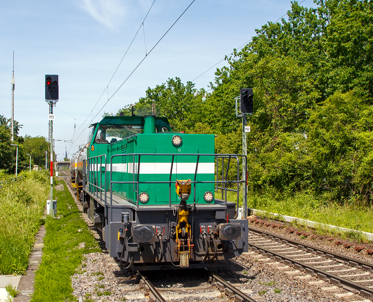 
Die 276 008-6 (98 80 0276 008-6 D-ISL) der InfraServ Logistics GmbH (Frankfurt am Main), ex OHE 150003, fährt am 01.06.2019 mit zwei Kesselwagen durch den Bahnhof Bonn UN Campus (in Bonn-Gronau) in Richtung Süden. 

Die MaK G 1204 BB wurde 1984 unter der Fabriknummer 1000814 von MaK in Kiel gebaut. 1984 war sie eine MaK Mietlok, 1985 wurde sie dann an die OHE - Osthannoversche Eisenbahnen AG in Celle verkauft, wo sie als OHE 150003 lief, ab 2012 dann OHE Cargo GmbH 150003 (98 80 0276 008-6 D-OHEGO). Seit Juli 2017 gehört sie nun der InfraServ Logistics GmbH in Frankfurt als Lok 14.
