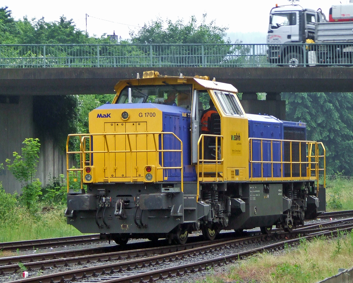 
Die 277 003-0 eine MaK G 1700-2 BB der Vossloh Locomotives GmbH als Mietlok in Diensten der Kreisbahn Siegen-Wittgenstein  (KSW) hier am 04.06.2008 in Herdorf. 

Diese G 1700-2 BB wurde 2002 von Vossloh in Kiel unter der Fabriknummer 1001207 gebaut. 