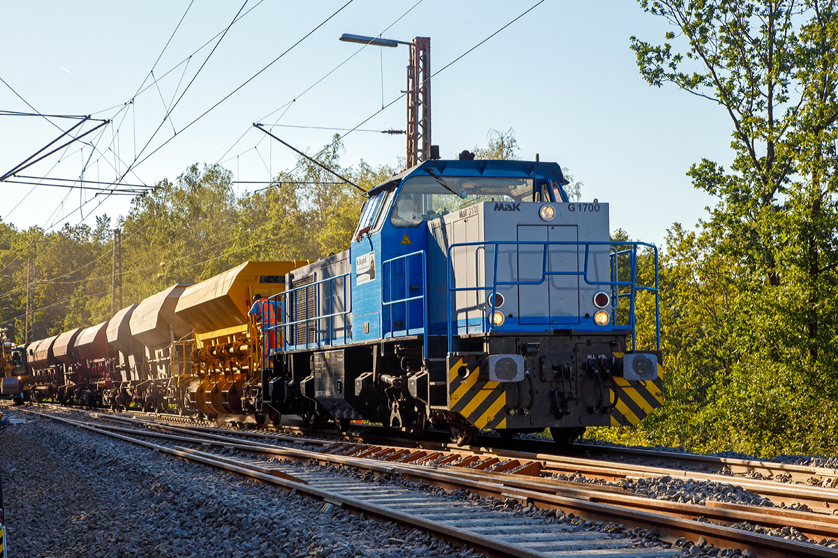 Die 277 809-0  Elmi“ (92 80 1277 809-0 D-MBBAU) der Michael Bugdoll Bau- und Sicherungsarbeiten e. K, ex RHC 277 809-0  Vill , ex NE 277 809-0  Vill  am 24.08.2019 im Bauzugdienst auf der Dillstrecke bei Wilnsdorf-Anzhausen.

Die Vossloh MaK G 1700 BB wurde 2001 von Vossloh in Kiel 2001 unter der Fabriknummer 1001 113 gebaut und an die NE - Neusser Eisenbahn geliefert. Nach dem Zusammenschluss der HGK und der NE zur RheinCargo GmbH & Co. KG, fuhr sie noch als RHC 277 809-0. Anfang 2014 ging sie an die Vossloh Locomotives GmbH (92 80 1277 809-0 D-VL) und war 1 ½ Jahre als Mietlok unterwegs, bis sie im Juni 2015 an die Michael Bugdoll Bau- und Sicherungsarbeiten e. K in Dorsten ging.

TECHNISCHE DATEN:
Spurweite:  1.435 mm
Achsfolge:  B´B´  
Länge über Puffer: 14.700 mm 
Drehzapfenabstand:  7.400 mm 
Achsabstand im Drehgestell:  2.400 mm 
größte Breite:  3.080 mm
größte Höhe über Schienenoberkante:  4.220 mm
Raddurchmesser neu: 1.000 mm
kleinster befahrbarer Gleisbogen:  60 m
Dienstgewicht  87,3 t 
Kraftstoffvorrat  3.500 l
Motor:  MTU-12-Zylinder-Dieselmotor, vom Typ  12V4000R20 
Leistung:  1.500 kW bei 1800 U/min
Getriebe:  Voith L 5r4 zU2 
Höchstgeschwindigkeit : 100 km/h 
Baujahr  2001 - 2003 
gebaute Stückzahl  6

Die Vossloh Lokomotive MaK G 1700 BB ist eine dieselhydraulische Lokomotive. Bei der Überarbeitung der Typenpalette nach der Übernahme der MaK durch Vossloh 1998 wurde im 4. Typenprogramm unter der Bezeichnung G 1700 BB der Bau einer vierachsigen Streckenlokomotive mit Mittelführerhaus vorgesehen. Tatsächlich handelte sich zunächst um eine Weiterentwicklung der G 1206. Die Maschine wurde in einigen Details an die Lokomotiven des 4. Typenprogramms angepasst. Dies betraf in erster Linie den Rahmen, der so geändert wurde, dass die neuen Standarddrehgestelle verwendet werden konnten. Dabei wurden die Rahmenenden so umgestaltet, dass die Lokomotiven die im 4. Typenprogramm üblichen Komfortaufstiege erhielten. Ebenfalls geändert wurde der Dieselmotor. Zum Einsatz kam der schon bei den G 1206 für die Dortmunder Eisenbahn verwendete MTU 12V 4000 R20 mit einer unveränderten Leistung von 1500 kW. Die übrigen Komponenten der G 1700 BB blieben gegenüber der G 1206 weitgehend unverändert.

Die ersten beiden Lokomotiven dieses Typs (die KSW Lok 42 und diese hier) wurden im Jahr 2001 ausgeliefert. Ende 2002 und Anfang 2003 folgten weitere vier Lokomotiven aus Vorratsbauten.

Nach diesen sechs Lokomotiven wurde der Bau der G 1700 BB zugunsten der technisch sehr ähnlichen und bereits weiter verbreiteten G 1206 wieder eingestellt.

Bei der G 1700-2 BB handelt es sich nicht um eine Weiteentwicklung der G 1700 BB, sondern um eine komplette Neuentwicklung.
