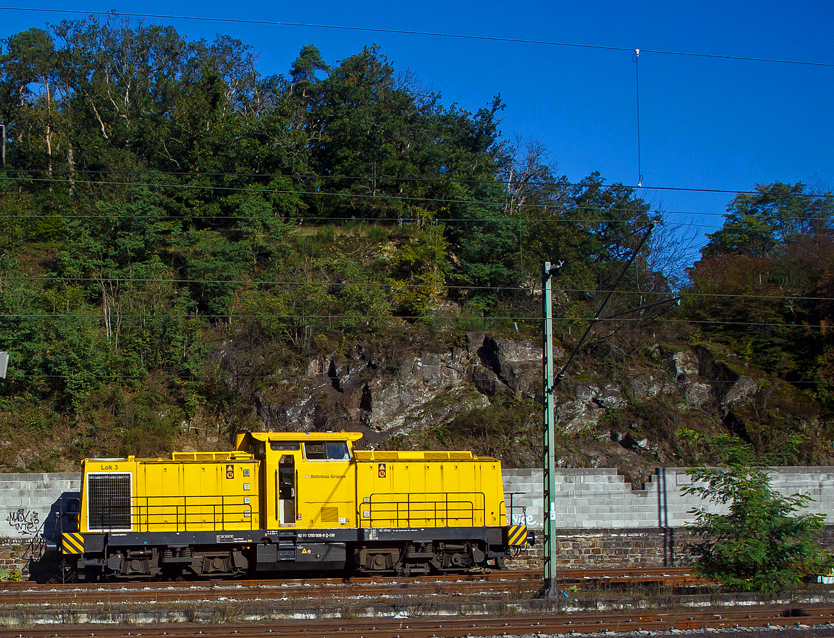 Die 293 008-9 (92 80 1293 008-9 D-DB) bzw. Lok 3 der DB Bahnbau Gruppe, ex DGT 710 968-9 in der 2. Besetzung, ab 2007 dann 92 80 1293 008-9 D-DGT, ist am 08.10.2021 in Au/Sieg abgestellt.

Die Lok wurde 2000 von ABB Daimler Benz Transportation (ADtranz) gem�� dem Umbaukonzept Baureihe 293 aus einer V 100 ost unter der Fabriknummer 72150 umgebaut bzw. modernisiert. Da das Spenderfahrzeug f�r diese Lok nicht bekannt  ist erhielt sie die neue Fabriknummer und ein neues Betriebsbuch. Im Dezember 2000 erfolgte die Auslieferung an DGT - Deutsche Gleis- und Tiefbau GmbH (heute DB Bahnbau Gruppe) als 710 968-9 (Lok 3) in der 2. Besetzung. 

Umbaukonzept Baureihe 293
ADtranz modernisierte zwischen 1995 und 2002 59 Loks zur Baureihe 293. Neben der Aufarbeitung der vorhandenen Aggregate erhielten auch diese Lokomotiven neue Motoren von Caterpillar oder MTU. Die Druckluftanlage wurde erneuert, ebenso die elektrische Steuerung. Neu war auch die hydraulisch angetriebene K�hlanlage. Bei mehreren der Loks mussten neue Betriebsb�cher angelegt werden, da die Ursprungslokomotive nicht feststellbar war. Zwei weitere Lokomotiven wurden durch verschiedene Werkst�tten nach diesem Konzept umgebaut.

TECHNISCHE DATEN::
Achsanordnung: B'B'
Spurweite: 1.435 mm
L�nge �ber Puffer: 14.350 mm
Drehzapfenabstand: 7.000 mm
Gesamtachsstand: 9.300 mm
H�chstgeschwindigkeit 100 km/h
Motor: 12-Zylinder-4-takt-Dieselmotor mit Turbolader und Ladeluftk�hlung vom Typ CAT 3512 DI-TA
Hubraum: 51,8 Liter (170 mm Bohrung / 190 mm Hub)
Gewicht des Motors: 6.537 kg
Leistung:  1.050 kW / .1428 PS 
Gewicht der Lok: 72 t