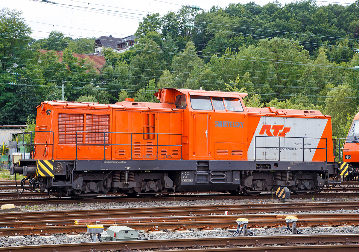 
Die 293.003 (92 80 1293 003-0 D-RTS) der RTS Rail Transport Service GmbH, Graz (eine 100%ige Tochter der Swietelsky Baugesellschaft m.b.H), ex EBW V 130.15, ex DB 202 279-6, ex DR 202 279-6, ex DR 112 279-5 sowie ex DR 110 279-7, ist am 26.07.2015 in Betzdorf/Sieg (D) abgestellt.

Die DR V 100.1 wurde 1970 von LEW  (VEB Lokomotivbau Elektrotechnische Werke „Hans Beimler“ Hennigsdorf)  unter der Fabriknummer 12561 gebaut und als DR 110 279-7 in Dienst gestellt. 1984 erfolgte eine Remotorisierung unter Verwendung eines 12-Zylinder-Viertakt-Dieselmotor vom Typ 12 KVD 18/21 AL-4 mit 1200 PS (883 kW) Leistung im Bw Magdeburg, und die Umzeichnung in DR 112 279-5. Im Jahr 1992 erfolgte die Umzeichnung in DR 202 279-6 und zum 01.01.1994 in DB 202 279-6, als welche sie auch 2000 ausgemustert wurde. 


Über SFZ - Schienenfahrzeugzentrum Stendal ging sie 2002 an die TLG - Transport und Logistik GmbH, 2006 an EBW - Eisenbahnbewachungs-GmbH, Würzburg (V 130.15), bis sie 2010 zur RTS - Rail Transport Service kam.
