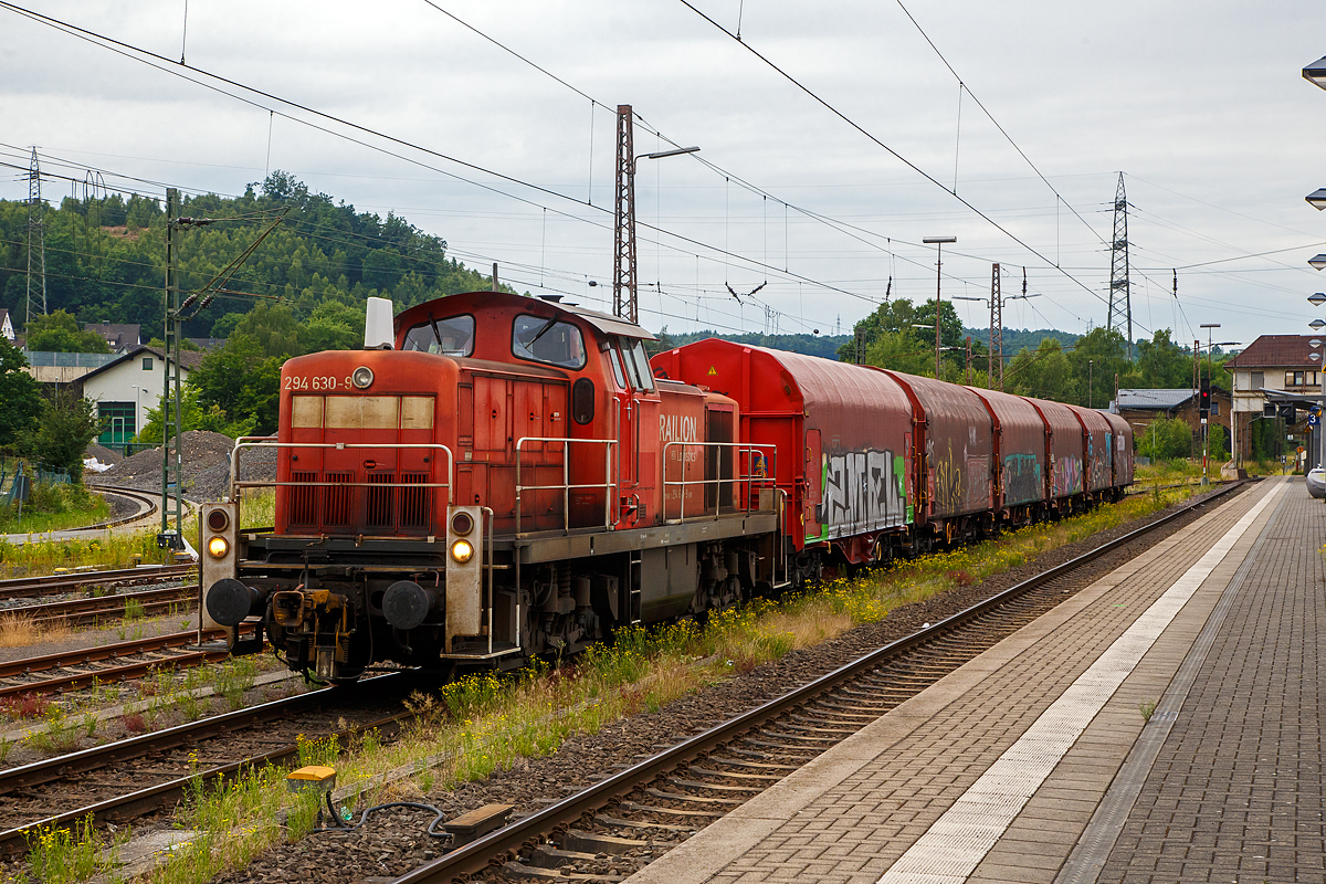 Die 294 630-9 (98 80 3294 630-9 D-DB), eine remotorisierte V 90 der DB Cargo AG erreicht am 29.06.2022, mit einem Coilzug vom Walzwerk in Kr.-Eichen kommend, den Bahnhof Kreuztal. Nach einem Manöver geht es dann in den Rbf Kreuztal.

Die Lok wurde 1968 bei MaK in Kiel unter der Fabriknummer 1000496 gebaut und als DB 290 130-4 an die Deutsche Bundesbahn geliefert. Die Ausrüstung mit Funkfernsteuerung (Typ Krauss-Maffei) und Umzeichnung in DB 294 130-0 erfolgte 1999. Im Jahr 2007 erfolgte durch die DB Fahrzeuginstandhaltung GmbH, in Cottbus eine Remotorisierung durch einen neuen MTU 90° V-8-Zylinder-Dieselmotor mit Common-Rail-Einspritzsystem, Abgas-Turbolader und Ladeluftkühlung, vom Typ 8V 4000 R41. Der Motor ist auf eine Leistung von 1.000 kW (1.341 PS) bei 1.800 U/min gedrosselt. Auch wurden eine neue Lüfteranlage und ein neuer Luftpresser eingebaut, zudem bekam die Lok ein Umlaufgeländer. Durch die Remotorisierung und den Umbau erfolgte auch die Umzeichnung in die heutige DB 294 630-9.
