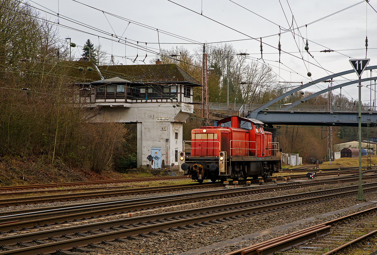 Die 294 694-5 (98 80 3294 694-5 D-DB), eine remotorisierte V 90 der DB Cargo AG rangiert am 29.12.2021 in Kreuztal vor dem ehem. Stellwerk Fahrdienstleiter.

Die Lok wurde 1969 bei MaK in Kiel unter der Fabriknummer 1000496 gebaut und als DB 290 194-0 an die Deutsche Bundesbahn geliefert. Die Ausrüstung mit Funkfernsteuerung (Typ Krauss-Maffei) und Umzeichnung in DB 294 194-6 erfolgte 1999. Im Jahr 2008 erfolgte durch die DB Fahrzeuginstandhaltung GmbH, in Cottbus eine Remotorisierung durch einen neuen MTU 90° V-8-Zylinder-Dieselmotor mit Common-Rail-Einspritzsystem, Abgas-Turbolader und Ladeluftkühlung, vom Typ 8V 4000 R41. Der Motor ist auf eine Leistung von 1.000 kW (1.341 PS) bei 1.800 U/min gedrosselt. Auch wurden eine neue Lüfteranlage und ein neuer Luftpresser eingebaut, zudem bekam die Lok ein Umlaufgeländer. Durch die Remotorisierung und den Umbau erfolgte auch die Umzeichnung in die heutige DB 294 694-5.