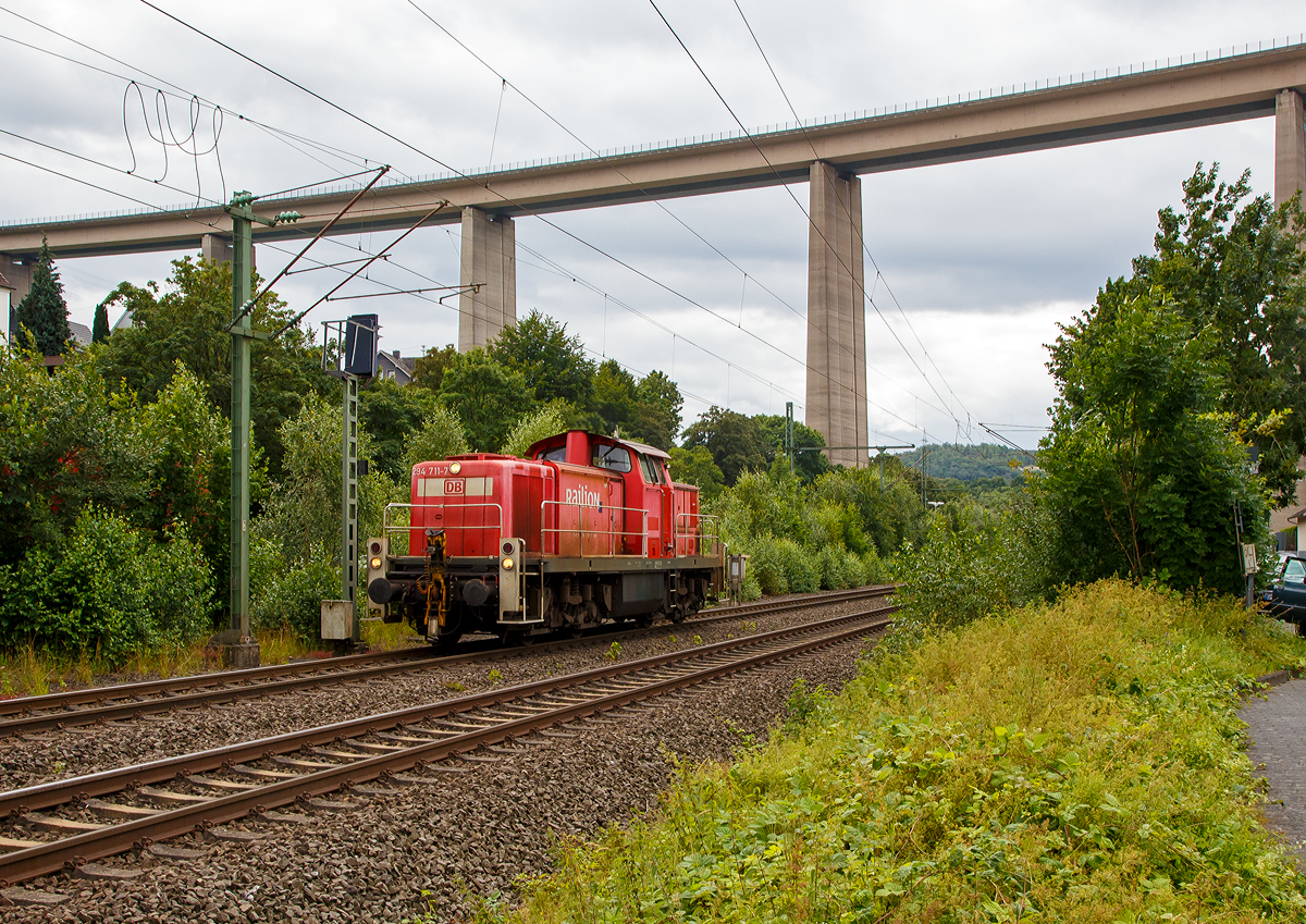 Die 294 711-7 (98 80 3294 711-7 D-DB), eine remotorisierte V 90 der DB Cargo AG fährt am 31.07.2021 als Tfzf (Triebfahrzeugfahrt) bzw. Lz (Lokzug) durch Siegen-Eiserfeld in Richtung Siegen. Im Hintergrund die 105 m hohe Siegtalbrücke der Bundes-Autobahn A 45 (Sauerlandlinie).

Die Lok wurde 1971 bei MaK in Kiel unter der Fabriknummer 1000519 gebaut und als 290 211-2 an die DB geliefert. Die Ausrüstung mit Funkfernsteuerung (Typ Krauss-Maffei) und Umzeichnung in 294 211-8 erfolgte 1996. Im Jahr 2003 erfolgte durch die DB Fahrzeuginstandhaltung GmbH, in Cottbus eine Remotorisierung durch einen neuen MTU 90° V-8-Zylinder-Dieselmotor mit Common-Rail-Einspritzsystem, Abgas-Turbolader und Ladeluftkühlung, vom Typ 8V 4000 R41. Der Motor ist auf eine Leistung von 1.000 kW (1.341 PS) bei 1.800 U/min gedrosselt. Auch wurden eine neue Lüfteranlage und ein neuer Luftpresser eingebaut, zudem bekam die Lok ein Umlaufgeländer.
Durch die Remotorisierung und den Umbau erfolgte auch die Umzeichnung in die heutige 294 711-7.