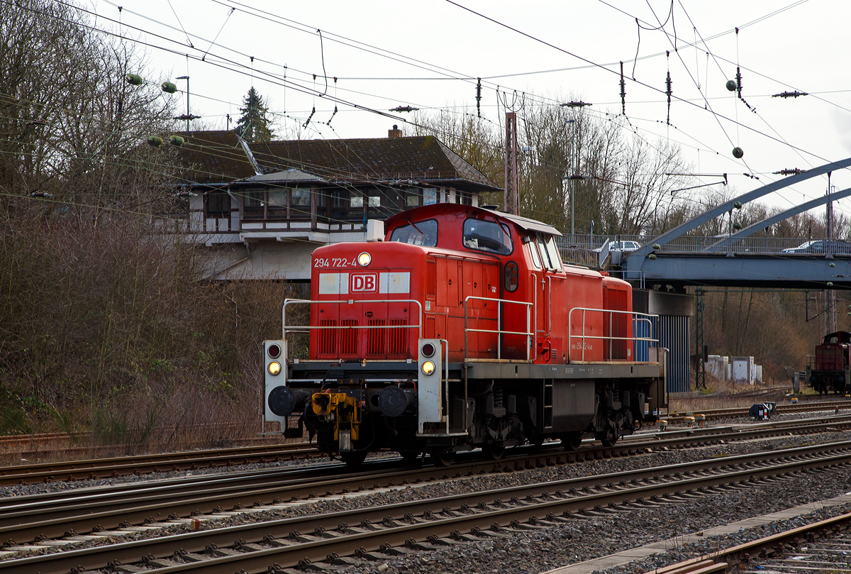 
Die 294 722-4 (V90 remotorisiert), ex DB 294 222-5, ex DB 290 222-9, der der DB Cargo AG am 29.02.2020 auf Rangierfahrt in Kreuztal.

Die V90 wurde 1971 bei MaK in Kiel unter der Fabriknummer 1000530 gebaut und als 290 222-9 an die DB geliefert. 1996 erfolgten der Umbau mit Funkfernsteuerung und die Umzeichnung in 294 222-5.

Die Remotorisierung mit einem MTU-Motor 8V 4000 R41, Einbau  einer neuen Lüfteranlage, neuer Luftpresser und Ausrüstung mit dem Umlaufgeländer erfolgten 2002 bei der DB Fahrzeuginstandhaltung Werk Chemnitz. Daraufhin erfolgte die Umzeichnung in 294 722-4. 
Die kompl. NVR-Nummer 98 80 3294 722-4 D-DB bekam sie dann 2007.

Die Baureihe 290 wurde für den schweren Rangierdienst, sowie für Bedien- und Übergabefahrten konzipiert. Die Lok ist eine Weiterentwicklung aus den Streckenlokomotiven der Baureihenfamilie V100 (BR 211 und BR 212) der Deutschen Bundesbahn. Die V90 ist gegenüber der V100 deutlich schwerer und robuster im Rangierdienst. Ursprünglich war geplant, für den schweren Rangierdienst eine ballastierte Variante der V 100 mit verstärktem Rahmen zu beschaffen, die Fahrzeugauslegung war dafür aber nicht geeignet (die Achslast ließ sich so nicht auf die geforderten 20 t erhöhen). 