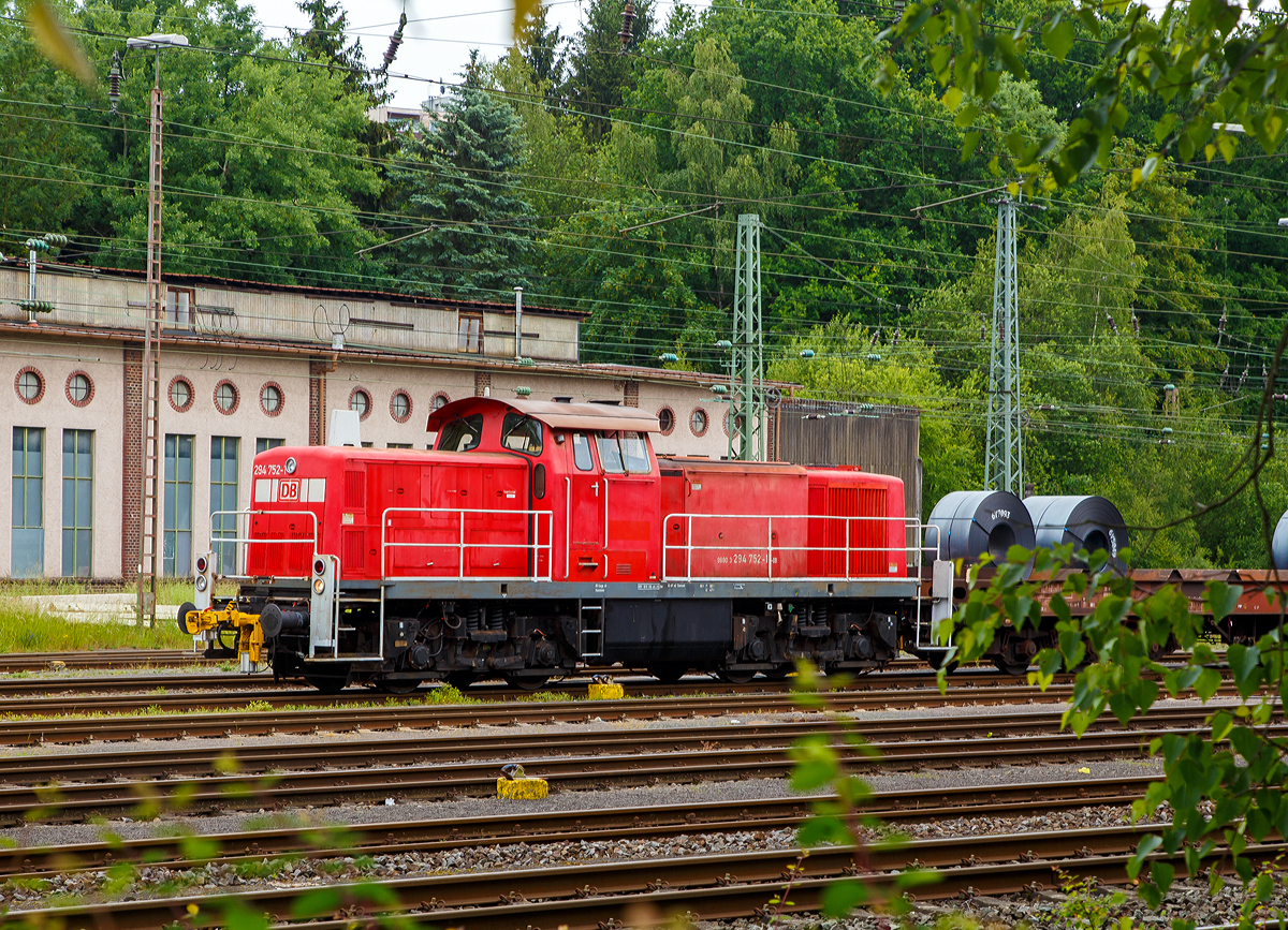 
Die 294 752-1(98 80 3294 752-1 D-DB), eine V90 remotorisiert der DB Cargo AG, steht am 10.06.2020 mit einem Coilzug im Rbf Kreuztal.

Die V90 wurde 1971 von Henschel in Kassel unter der Fabriknummer 31529 gebaut und als DB 290 252-6 abgeliefert. 1997 erfolgten der Umbau mit Funkfernsteuerung und die Umzeichnung in DB 294 252-2. 

Die Remotorisierung mit einem MTU-Motor 8V 4000 R41, Einbau  einer neuen Lüfteranlage, neuer Luftpresser und Ausrüstung mit dem Umlaufgeländer erfolgten 2004 bei der DB Fahrzeuginstandhaltung Werk Cottbus. Daraufhin erfolgte die Umzeichnung in DB 294 752-1. 
