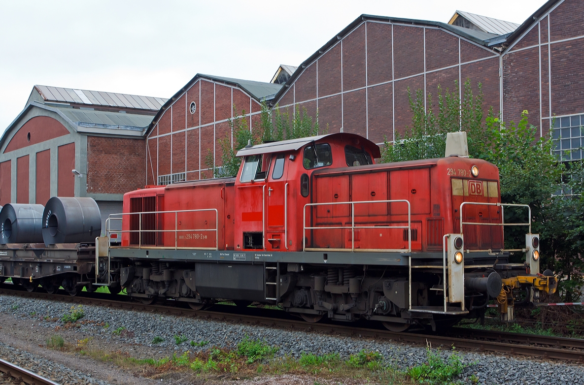 Die 294 780-2 (V 90 remotorisiert) der DB Schenker Rail Deutschland AG rangiert am 03.09.2013, mit Coils beladenen Schwerlastwagen der Gattung Sahmms-t 710, im Bahnhof Ferndorf (Kr. Siegen).

Die Lok wurde 1972 bei MaK unter der Fabr.-Nr. 1000580 gebaut und als 290 280-7 geliefert. Die Remotorisierung mit einem MTU-Motor 8V 4000 R41, Einbau einer neuen L�fteranlage, neuer Luftpresser und Ausr�stung mit dem Umlaufgel�nder erfolgten 2003 bei der DB Fahrzeuginstandhaltung GmbH im Werk Cottbus. Daraufhin erfolgte die Umzeichnung in 294 780-2

Die kompl. NVR-Nummer 98 80 3294 780-2 D-DB bekam sie dann 2007. 