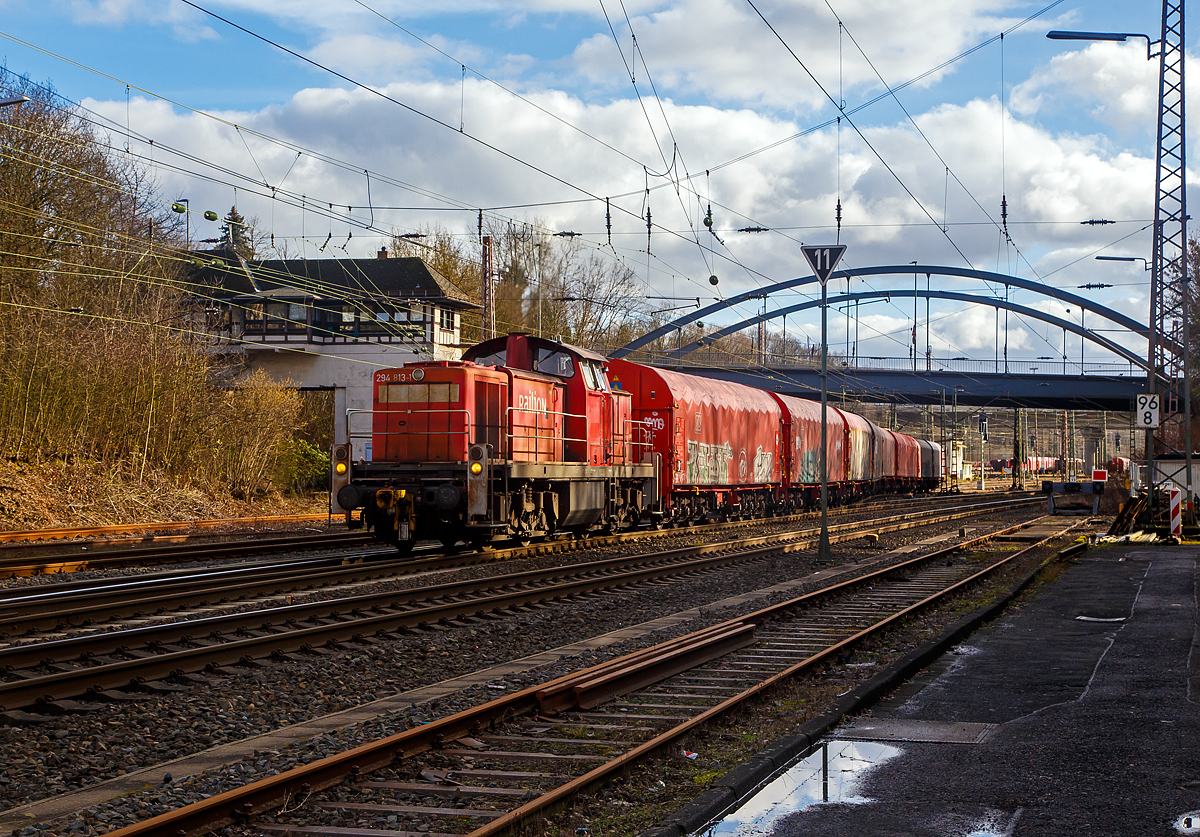 Die 294 813-1 eine remotorisierte V 90 der DB Cargo AG fährt am 04.02.2021 mit einem Coilzug vom Rbf Kreuztal in Richtung Kreuztal-Ferndorf.

Die Lok wurde 1972 bei Henschel gebaut (Fabr.-Nr. 31582 ), 2007 erfolgte die Remotorisierung mit MTU-Motor 8V 4000 R41 und Umbezeichnung.