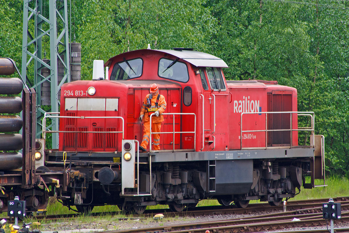 
Die 294 813-1 (V 90 remotorisiert) der DB Schenker Rail Deutschland AG hat einen Rungenwagen mit Rohren abgestellt, Kreuztal am 18.05.2012. 

Die Lok wurde 1972 bei Henschel gebaut (Fabr.-Nr. 31582 ), 2007 erfolgte die Remotorisierung mit MTU-Motor 8V 4000 R41 und Umbezeichnung.