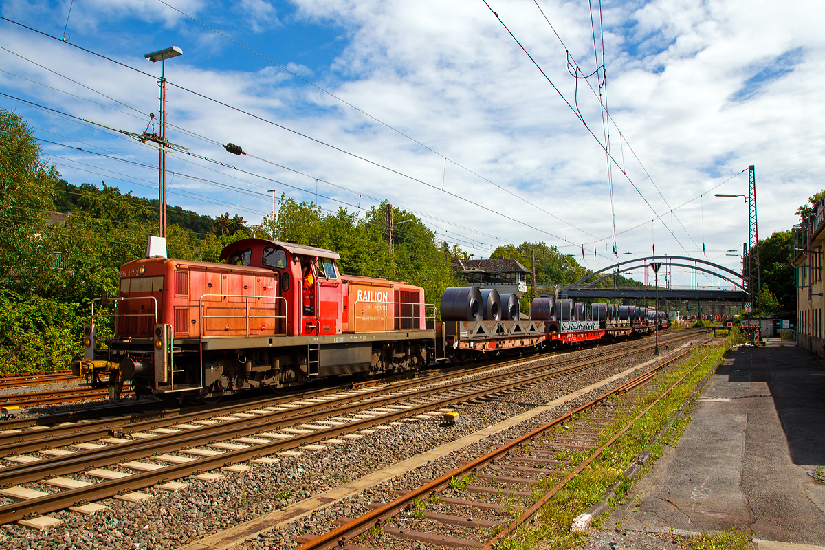 
Die 294 817-2 (eine V90 remotorisiert), ex DB 294 317-3, ex DB 290 317-7, der DB Cargo Deutschland AG, fährt am 24.07.2020 mit einem langen Warmband-Coilzug vom Rbf Kreuztal nach Ferndorf.

Die V90 wurde 1973 von Henschel in Kassel unter der Fabriknummer 31586 gebaut und als DB 290 317-7 abgeliefert. 1996 erfolgten der Umbau mit Funkfernsteuerung und die Umzeichnung in DB 294 317-3. Die Remotorisierung mit einem MTU-Motor 8V 4000 R41, Einbau  einer neuen Lüfteranlage, neuer Luftpresser und Ausrüstung mit dem Umlaufgeländer erfolgten 2006 bei der DB Fahrzeuginstandhaltung Werk Cottbus. Daraufhin erfolgte die Umzeichnung in DB 294 817-2. 
