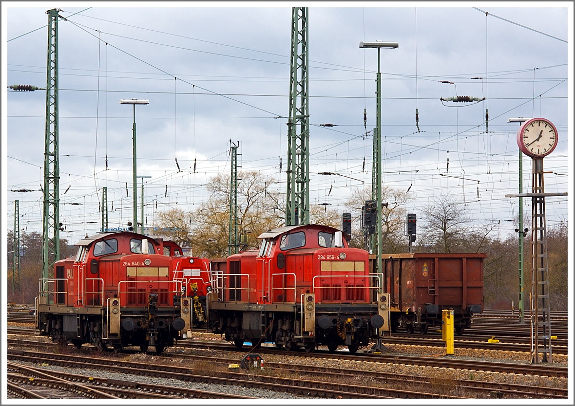 Die 294 840-4 (ex DB 290 340-9)  und 294 656-4 (ex DB 290 156-9), zwei remotoriesierte V 90, der  DB Schenker Rail Deutschland AG abgestellt am 15.02.2014 in Wetzlar. Versteckt dahinter die 260 503-8 (eigentlich 261 003-8) eine Voith Gravita 10 BB der northrail vermietet an die  DB Schenker Rail Deutschland AG.

Die 294 840-4 wurde 1973 bei MaK in Kiel unter der Fabriknummer 1000615 gebaut und als 290 340-9 an die DB geliefert, 1997 erfolgte der Umbau auf Funkfernsteuerung und umbezeichnung in 294 340-5. Die Remotorisierung mit einem MTU-Motor 8V 4000 R41, Einbau einer neuen Lüfteranlage, neuer Luftpresser und Ausrüstung mit dem Umlaufgeländer erfolgten 2006 bei der DB Fahrzeuginstandhaltung GmbH im Werk Cottbus, daraufhin erfolgte die Umzeichnung in 294 840-4. Seit 2007 trägt sie die NVR-Nummer 98 80 3294 840-4 D-DB.

Die 294 656-4 wurde 1969 bei MaK in Kiel unter der Fabriknummer 1000487 gebaut und als 290 156-9 an die DB geliefert, 2004 erfolgte der Umbau auf Funkfernsteuerung und umbezeichnung in 294 156-5. Im Jahr 2007 bekam sie die NVR-Nummer 98 80 3294 156-5 D-DB. Die Remotorisierung mit einem MTU-Motor 8V 4000 R41, Einbau einer neuen Lüfteranlage, neuer Luftpresser und Ausrüstung mit dem Umlaufgeländer erfolgten erst 2009 bei der DB Fahrzeuginstandhaltung GmbH im Werk Cottbus, daraufhin erfolgte die Umzeichnung in 294 656-4. Seit dem trägt sie die NVR-Nummer 98 80 3294 656-4 D-DB.
