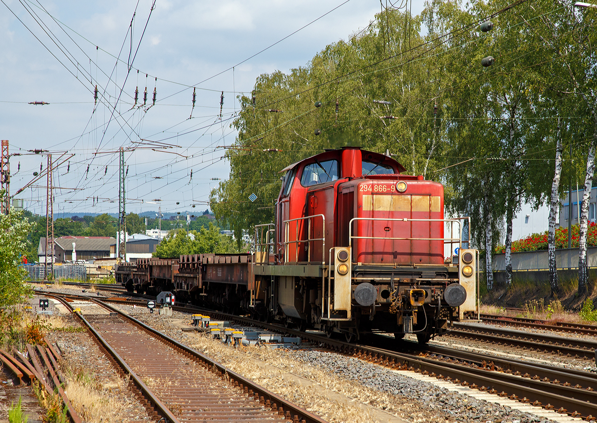 
Die 294 866-9 (98 80 3294 866-9 D-DB) eine remotorisierte V 90 der DB Cargo kommt am 22.06.2019 mit einem leeren Coilzug aus Ferndorf und erreicht bald den Gbf Kreuztal.

Die Lok wurde 1973 bei MaK unter der Fabriknummer 1000641 gebaut und als 290 366-4 geliefert. Die Ausrüstung mit Funkfernsteuerung und Umbezeichnung in 294 366-0 erfolgte 1999, die Remotorisierung mit MTU-Motor 8V 4000 R41 und Umbezeichnung in die heutige Nr. 294 866-9 erfolgte dann 2007.