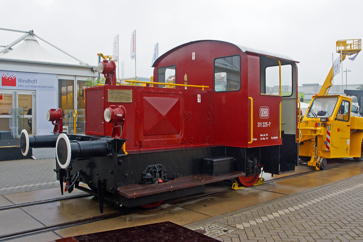 
Die 311 225-7 der Bielefelder Eisenbahnfreunde e.V. (eine Leihgabe vom DB Museum), ex DB 311 225-7, ex DB Kö 0225 bzw. DRG Kö 0225, ausgestellt auf der Messe InnoTrans 2014, auf dem Stand der Windhoff Bahn- und Anlagentechnik GmbH anlässlich des 125-jährigen Bestehens von Windhoff, wovon die Kö I im Januar 1936 unter der Fabriknummer 308 gebaut und an die DRG - Deutsche Reichsbahn-Gesellschaft ausgeliefert wurde.
Die Ausmusterung  der kleinen Lok bei der Deutschen Bundesbahn erfolgte 1979 im BW Bielefeld.

Kleinlokomotiven der Leistungsgruppe I wurden als Kleinlokomotiven geringer Masse und geringer Antriebsleistung (bis 40 PS) für leichte Rangieraufgaben entwickelt. Sie wurden nach der Erprobung einiger Versuchslokomotiven ab 1930 bei der Deutschen Reichsbahn in Dienst gestellt. 
Der erste Typ der Einheitskleinlokomotive wurde 1935 zur verstärkten Einheitsbauart 1935 weiterentwickelt. Diese erhielt einen deutlich verstärkten Rahmen, es wurden stärke Motoren eingebaut. Durch die größere Masse durften diese Lokomotiven auch die Bahnhöfe verlassen. Bei der verstärkten Einheitsbauart verstärkte man diverse Baugruppen zusätzlich.

Technische Daten:
Spurweite: 1.435 mm
Achsfolge:  B
Länge über Puffer:  5.475 mm
Breite: 2.960 mm
Höhe: 3.005 mm
Motor: Deutz F4L514 (luftgekühlter 4-Zylinder Dieselmotor)
Leistung:  37 kW (50 PS)
Dienstgewicht:  10 t
Höchstgeschwindigkeit:  ca. 21 km/h
Getriebe: mechanisches 3-Gang-Getriebe
Leistungsübertragung: vom Getriebe über Rollenkette auf die Achsen (dieselmechanisch)
Gattung:  Lg I/35