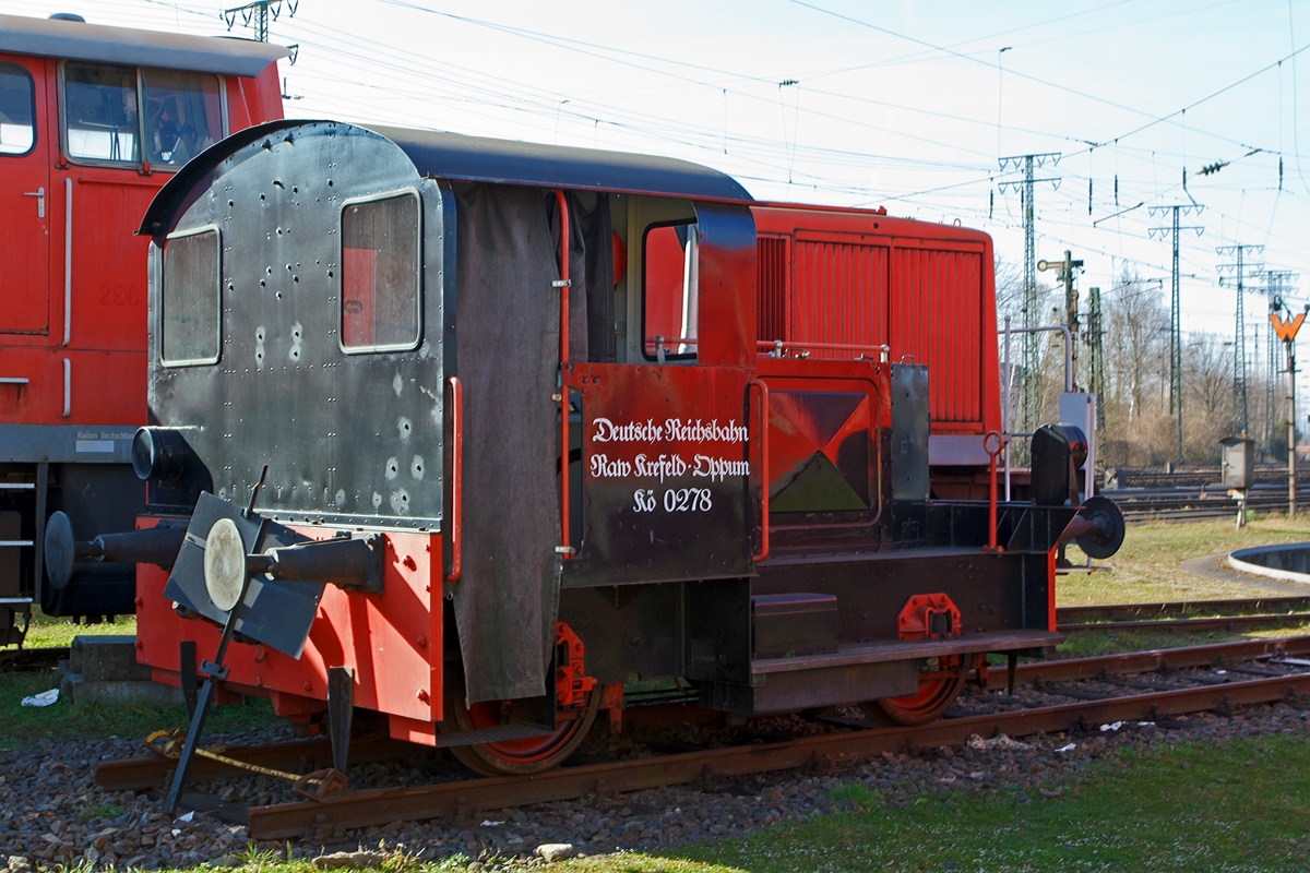 
Die 311 229-9, ex DB Kö 0229, ex DRG Kö 0229 (die Beschriftung der Lok ist nicht richtig), am 09.03.2014 im DB Museum Koblenz-Lützel.

Die Kö wurde 1936 bei Rheiner Maschinenfabrik Windhoff AG unter der Fabriknummer 312 gebaut und als Kö 0229 an die DRG - Deutsche Reichsbahn-Gesellschaft geliefert. Im Jahr 1968 erfolgte die Umzeichnung in DB 311 229-9, sie wurde 1978 in Göttingen ausgemustert, ging aber dann ans AW Krefeld-Oppum wo sie noch bis in die 90er-Jahre als Gerät im internen Verschub Dienste leistete.

Technische Daten:
Spurweite: 1435 mm
Achsfolge:  B
Treibraddurchmesser (neu):  850 mm
Höchstgeschwindigkeit:  23 km/h
Länge über Puffer:  5.475 mm
Leistung:  29 kW (40 PS)
Dienstgewicht:  10,2 t
Antrieb:  dieselmechanisch
Kraftübertragung: Getriebe, Rollenkette
Gattung:  Lg I/35

Kleinlokomotiven der Leistungsgruppe I wurden als Kleinlokomotiven geringer Masse und geringer Antriebsleistung (bis 40 PS) für leichte Rangieraufgaben entwickelt.
Sie wurden nach der Erprobung einiger Versuchslokomotiven ab 1930 bei der Deutschen Reichsbahn in Dienst gestellt. Als Energiequelle verfügten die Lokomotiven über Diesel- (Kö) oder Benzolmotoren (Kb).
Der erste Typ der Einheitskleinlokomotive wurde 1935 zur verstärkten Einheitsbauart 1935 weiterentwickelt. Diese erhielt einen deutlich verstärkten Rahmen, es wurden stärke Motoren eingebaut. Durch die größere Masse durften diese Lokomotiven auch die Bahnhöfe verlassen. Bei der verstärkten Einheitsbauart verstärkte man diverse Baugruppen zusätzlich.