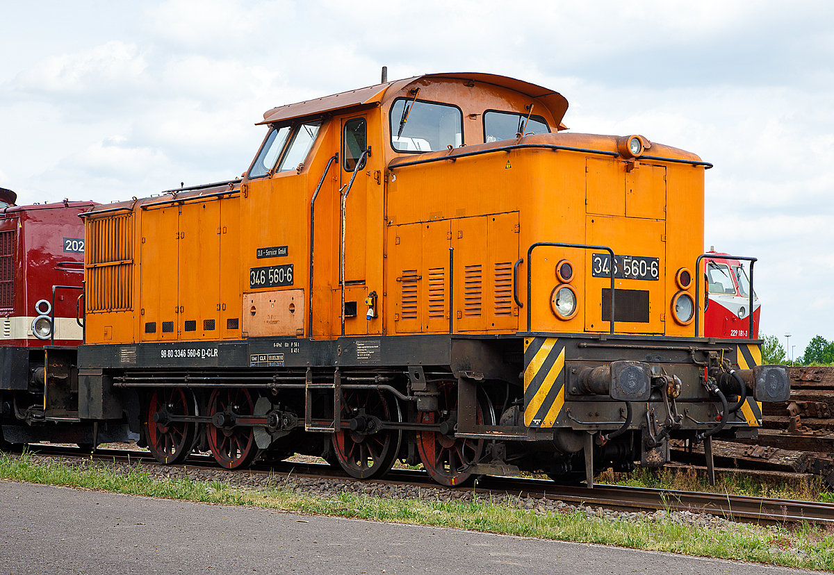 
Die 346 560-6 (98 80 3346 560-6 D-CLR) der Cargo Logistik Rail Service GmbH (CLR) am 21.05.2016 abgestellt beim Hafen Magdeburg. 

Die V 60 ost (bzw. V 60 D  oder V 60.12) wurde 1969 bei LEW (VEB Lokomotivbau Elektrotechnische Werke „Hans Beimler“, Hennigsdorf) unter der Fabriknummer 12315 gebaut und an den VEAB - Volkseigener Erfassungs- und Aufkaufbetrieb in Neumark (Sachs.) geliefert. Sp�ter KMW Neumark  2  vom VEB Kraftfuttermischwerk Neumark, dann  BayWa AG, Neumark (Sachs). Im Jahr 2002 ging sie an die BRG Bahnreinigungsgesellschaft mbh in  Leipzig als BRG 106 560-6 (Zwischendurch f�hr sie auch f�r die DB) bis sie 2009 zur CLR kam. 

Die Bezeichnungen 106 560-6 bzw. 346 560-6 bekam sie ja erst im Jahr 2002, nachdem die Nummer, durch Zerlegung der ehem. 106 560-6, ex DR V 60 1560 (LEW 12276) frei geworden war.

Allgemeines:
Ab 1955 entwickelte die Deutschen Reichsbahn der DDR im Rahmen ihres Neubautypenprogrammes die dieselhydraulische Lokomotive V 60 D f�r den mittelschweren Rangierdienst. Die Lokomotiven wurden bei der DR als V 60 und nach der Umstellung des Nummernsystems (zum 1. Juli 1970) als Baureihe 106 gef�hrt. Nach Vergabe der letzten Stelle der Baureihe an die 106 999 wurden die nachfolgend gebauten Maschinen als BR 105 bezeichnet. Entgegen anderslautenden Aussagen bestanden zwischen beiden Baureihen keine technischen Unterschiede.

Zur Baureihenfamilie 106 geh�rten auch 81 Lokomotiven der BR 104 mit gedrosseltem und optimiertem Motor und 14 Breitspur-V 60 f�r den F�hrhafen Sa�nitz/Mukran.

Mit Gr�ndung der Deutschen Bahn AG wurden aus den BR 104 die Baureihe 344; aus der BR 105 die BR 345; aus der eigentlichen 106 die BR 346 und aus den verbliebenen Breitspurmaschinen die Baureihe 347.

Anforderungen an die Lok:
Das in den 1950er Jahren aufgestellte Diesellok-Typenprogramm der DR sah f�r den Rangierdienst eine Baureihe V 60 mit etwa 650 PS (478 kW) Antriebsleistung vor. Mit ihr sollten die bislang im Rangierdienst verwendeten Tenderlok-Baureihen 89, 91 und 92 abgel�st werden. Zu den Anforderungen an die Loks geh�rte eine Achsfahrmasse von unter 15 t, ein Getriebe mit Rangier- und Streckengang, gute Kurveng�ngigkeit bis hinunter zu 80-m-Radien, das Befahren von Ablaufbergen mit 400 m Radius im Anfahrbogen und 300 m Radius im Ablaufbogen, geringer L�rmpegel zur guten Wahrnehmung der Rangiersignale, Einmannbedienung sowie sichere Mitfahrm�glichkeiten f�r das Rangierpersonal. Die Loks waren f�r den mittelschweren Rangierdienst und leichten Nahg�terzugdienst gedacht, schwerer Rangierdienst sollte in Doppeltraktion bew�ltigt werden k�nnen.

Prototyp:
Der VEB Lokomotivbau �Karl Marx� (LKM) Babelsberg baute anhand des Pflichtenhefts eine vierachsige Baumusterlokomotive mit asymmetrisch angeordnetem F�hrerstand und Antrieb �ber Blindwelle und Kuppelstange. Als Motor wurde der Zw�lfzylinder-Typ 12 KVD 18/21 des VEB Motorenwerk Johannistal benutzt, der als Ladermotor auch in den Baureihen V 100 und V 180 (die sp�teren Baureihenfamilien 201-204 und 228) verwendet wurde. Bei der V 60 kam das Aggregat als Saugmotor zum Einsatz. Ab 5. Februar 1959 begann die Erprobung des Prototypen V 60 1001. Im September 1959 folgte das zweite Baumuster V 60 1002.

Serienloks:
Bevor die Loks in Serie produziert werden konnten, waren allerdings konstruktive �nderungen notwendig (andere Stufengetriebeschaltung, verst�rkter Rahmen), die ab 1961 in einer Kleinserie erprobt wurden, bestehend aus den Lokomotiven V 60 1003–1007. 1962 begann LKM Babelsberg dann mit der Lieferung von 163 Serienlokomotiven der Baureihe V 60.10, die bis 1964 andauerte. Obwohl die Loks durchaus �berzeugten, wurde doch noch Verbesserungspotenzial gesehen, so dass von LKM ein Muster einer verbesserten Variante V 60.12 gebaut wurde. Durch Einbau von 5 t Grauguss-Ballast wurde die Reibmasse von 55 t auf 60 t erh�ht. Auff�lligstes Unterscheidungsmerkmal zu den �lteren V 60 ist das F�hrerhaus, das sich nun �ber die gesamte Rahmenbreite erstreckt und mit einem Sonnenschutzdach versehen wurde. Nachdem das Baumuster V 60 1201 noch von LKM gebaut wurde, wurde die Serienproduktion dieser neuen Version dann jedoch vom VEB Lokomotivbau Elektrotechnische Werke Hennigsdorf (LEW) �bernommen.

Im EDV-Nummernplan von 1970 wurden beide V 60-Varianten zur Baureihe 106. Als 1975 die 106 999 geliefert wurde, war dieser Nummernkreis vollst�ndig belegt. Da es eine Baureihe 107 bereits gab, wurden die folgenden Loks BR 105 genannt. 1982 wurde mit 105 165 die letzte V 60 an die DR geliefert. Einige sp�ter von der Reichsbahn aufgekaufte Werkslokomotiven des Typs V 60 wurden sp�ter ebenfalls in die Baureihe 105 ein nummeriert sie erhielten 900er Ordnungsnummern.

Mit insgesamt 2.256 St�ck ist die Lok eine der meistgebauten europ�ischen Regelspurloks. Insgesamt nur 188 der Loks wurden in Babelsberg gebaut (davon 17 St�ck an Werkbahnen), der Rest, von denen ein nicht geringer Teil in den Export ging, in Hennigsdorf.

Konstruktion:
Der geschwei�te Hauptrahmen der Lokomotiven ist besonders stabil ausgef�hrt, um die f�r den Rangierdienst typischen St��e aufzufangen. Die Pufferbohlen sind als Verschlei�teile besonders einfach auswechselbar. Auf den Rahmen ist eine Deckplatte mit Durchl�ssen nach unten aufgeschwei�t. Zur Erh�hung der Kurveng�ngigkeit sind je zwei Achsen zu einem Beugniot-Gestell zusammengefasst, in dem sie um je 25 mm seitenbeweglich sind. Der Rahmen st�tzt sich �ber Blattfedern auf jede Achse ab. Im l�ngeren vorderen Vorbau sind K�hler, Dieselmotor, Verteilergetriebe, Lichtanlassmaschine und L�ftergenerator untergebracht, der hintere Vorbau enth�lt die Beh�lter f�r Kraftstoff und Druckluft sowie die Batterien.

Zur Krafterzeugung diente in den ersten Bauserien ein Dieselmotor 12KVD18/21 Bauform 2, sp�ter ein solcher der weiterentwickelten Bauform 3. Der Motor ist ein Zw�lfzylinder-Viertakt-Vorkammermotor ohne Aufladung und leistet 650 PS (478 kW) bei 1.500 U/min. Die Kraftflu� erfolgt vom Motor zun�chst �ber eine drehelastische Kupplung und eine kurze Gelenkwelle zum Hochtrieb des Str�mungsgetriebes GSR 12/5,1 mit Anfahrwandler und zwei Kupplungen (Lokomotiven ab Baujahr 1970 erhielten effizientere Str�mungsgetriebe vom Typ GS 12/5,2). An das automatisch, in Abh�ngigkeit von der Fahrgeschwindigkeit schaltende Str�mungsgetriebe ist das Nachschaltgetriebe direkt angeflanscht, das den Wechsel der Fahrtrichtung sowie die Umschaltung zwischen Rangier- und Streckengang erm�glicht. Das Nachschaltgetriebe erlaubt im Streckengang 60 km/h und im Rangiergang 30 km/h bei entsprechend h�herer Zugkraft. Die Blindwelle wird �ber Zahnr�der angetrieben. Alle Rads�tze sind �ber Kuppelstangen miteinander verbunden. �ber das am Motor verbaute Verteilergetriebe werden noch der L�ftergenerator und die Lichtanlassmaschine angetrieben.


Als Bremseinrichtung besitzen die Loks eine indirekt wirkende Knorr-Bremse als Zugbremse und eine direktwirkende Zusatzbremse. Alle Rads�tze werden einseitig von vorn gebremst. Als Besonderheit wirkt die Handbremse auf alle Achsen, so dass die Loks steilstreckentauglich sind. 

Technische Daten:
Baujahre: 1959 (Prototyp), 1962–1964 V 6010, 1964–1982 V 6012
Spurweite: 1.435 mm
Achsanordnung: D
L�nge �ber Puffer:  10.880 mm
Breite: 3.044 mm
Achsabstand gesamt: 5.600 mm
Achsabst�nde: 1.500 mm / 2.600 mm / 1.500 mm
Lage der Blindwelle: Zwischen der 2. Und 3. Achse (Abst�nde 1.000/1.600 mm)
Leergewicht:  60,0 t (V 60.12) / 55,0 t (V 60.10)
H�chstgeschwindigkeit: 30 km/h (Rangiergang) / 60 km/h (Streckengang)
Kleinste Dauergeschwindigkeit  im Streckengang: 9 km/h
Stundenleistung: 478 kW (650 PS)
Kleinsterbefahrbarer Gleisbogen: R = 80 m
Max. Anfahrzugkraft: 20 Mp
Kraftstoffvorrat: 2.100 l
Sandvorrat: 700 l