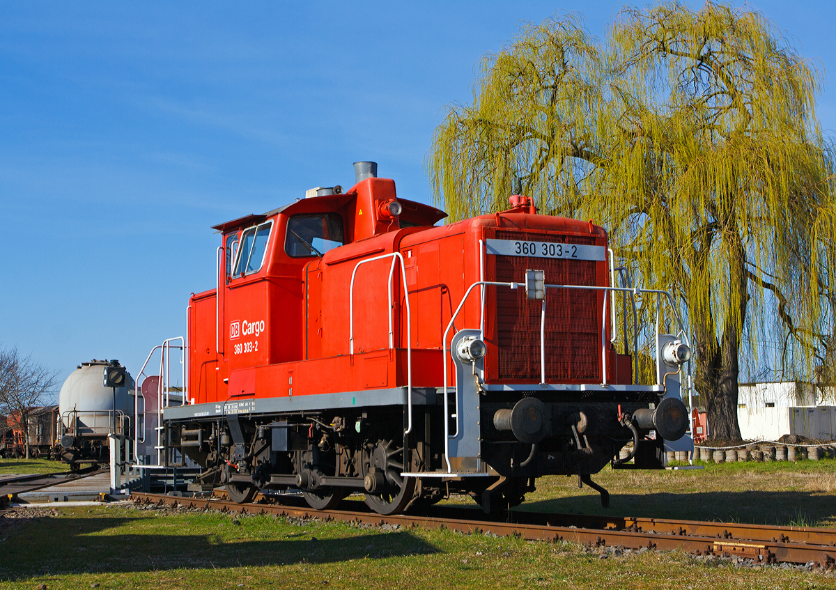 
Die 360 303-2, ex DB 260 303-3, ex DB V 60 303, am 09.03.2014 im DB Museum Koblenz-Lützel. 

Die V 60 (leichte Bauart) wurde 1957 von Klöckner-Humboldt-Deutz (KHD) unter der Fabriknummer 56706 gebaut und als V 60 303 na die DB  geliefert, 1968 erfolgte die Umzeichnung in 260 303-3 und 1987 in 360 303-2. Die Lok wurde 2003 bei der DB Cargo AG ausgemustert.

Die V 60 ist eine Starrrahmenlok, Achsanordnung C, mit seitenverschieblicher Mittelachse, wobei die Achsen mittels Kuppelstangen von einer Blindwelle angetrieben werden.

Diese Lok hat einen gedrosselten 12-Zylinder-Maybach-4-Takt-Dieselmotors mit 48 Liter Hubraum vom Typ GTO 6 A mit einer Leistung von 478 kW (650 PS) bei 1.400 U/min (ungedrosselt 588 kW bzw. 800 PS). 
Die Leistung des Dieselmotors wird über eine Schwingmetallkupplung und eine Gelenkwelle auf das hydrodynamische Voith-Getriebe L27zuB übertragen. Das Voith-Getriebe ist mit einem mechanischen Stufen- und Wendegetriebe zu einem Block zusammengeflanscht. Die Kraftübertragung erfolgt über eine zwischen dem 2. und 3. Radsatz liegenden Blindwelle, Blindwellenkurbeln an den beiden Blindwellenenden und Kuppelstangen auf die Räder der Lok.

Technische Daten:
Achsanordnung: C
Höchstgeschwindigkeit im Streckengang: 60 km/h
Höchstgeschwindigkeit im Rangiergang: 30 km/h
Treibraddurchmesser:  1.250 mm
Länge über Puffer:  10.450 mm
Anfahrzugkraft:  117,6 kN
Dienstmasse:  ca. 50 t
Antrieb:  hydraulisch


Die Baureihe V 60 ist eine ursprünglich für die Deutschen Bundesbahn entwickelte Diesellokomotive. Sie ersetzte ab den späten 50er Jahren die Dampflokomotiven im Rangierdienst.

An der Entwicklung und am Bau dieser Lokomotive waren fast alle namhaften Lokomotivfabriken beteiligt. Diese Baureihe wurde zunächst als V 60 bezeichnet, ab 1968 wurde sie als 260 eingereiht. Eine stärkere Ausführung mit höherem Reibungsgewicht wurde dann als 261 bezeichnet.

Ab 1987 sind die Loks zu „Kleinlokomotiven“ heruntergestuft worden. Dadurch änderte sich die Baureihenbezeichnung in 360/361. Verschiedene Lokomotiven erhielten einen Einbau von Funkfernsteuerungen für die Einmann-Rangierfahrten; diese fernsteuerbaren Modelle wurden umgezeichnet in Baureihe 364 (leichte Bauart) bzw. 365 (schwere Bauart). Durch einen Motortausch von Maybach-Motoren durch Caterpillar-Zwölfzylindermotoren mit 465 kW (632 PS), der bei Loks mit Funkfernsteuerung ausgeführt wurde, ergab sich die neuen Baureihenbezeichnungen 362 (ex 364) bzw. 363 (ex 365).