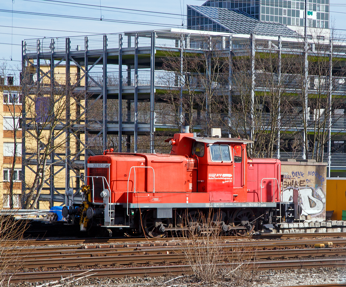 
Die 363 180-1 (98 80 3363 180-1 D-BTEX) der BahnTouristikExpress GmbH (BTE), ex DB 363 180-1, ex DB 365 180-9, ex DB 361 180-3, ex DB 261 180-4 und ex DB V 60 1180, ist am 28.03.2016 beim Hbf N�rnberg abgestellt, wo ich sie aus einem Zug heraus aufnehmen konnte.

Die V 60 in der schweren Ausf�hrung wurde 1963 bei Krupp in Essen unter der Fabriknummer 4500 gebaut. Im Jahr 1988 wurde sie auf Funkfernsteuerung umgebaut. Sie wurde im Jahr 2002 umfassend modernisiert und mit einem �konomischen und leistungsstarken CAT Motor mit 465 kW Leistung ausgestattet. Die Ausmusterung bei der DB  erfolgte 2010 uns so kaufte sie die der BahnTouristikExpress GmbH in N�rnberg f�r Rangierarbeiten zu Zugbildungszwecke.

Die vorhandene Ausr�stung mit Funkfernsteuerung erlaubt einen wirtschaftlichen Einmannbetrieb. Das Fahrzeug ist f�r einen Betrieb auf dem Gebiet der DB Netz AG uneingeschr�nkt zugelassen und kann aufgrund ihrer Ausstattung mit PZB 90 und GSMR auch im Streckendienst eingesetzt werden.  

Technische Daten:
Leistung: 465 kW
Gewicht : 54t
H�chstgeschwindigkeit: 30 km/h LG, 60 km/h SG
Sonstiges : Funkfernsteuerung, Rangierkupplung RK 900, GSMR, PZB 90

Das Hauptgesch�ft der BahnTouristikExpress GmbH (BTE) ist das Angebot und die Durchf�hrung von Sonderzugfahrten in Deutschland und in Nachbarl�ndern. Das Unternehmen, welches am 4. April 2004 gegr�ndet wurde, verf�gt �ber eigene Geb�ude und Gleisanlagen am N�rnberger Hauptbahnhof. Zum Fahrplanwechsel 2015/2016 hat das Unternehmen f�r HKX auch die Funktion des Eisenbahnverkehrsunternehmens �bernommen. 