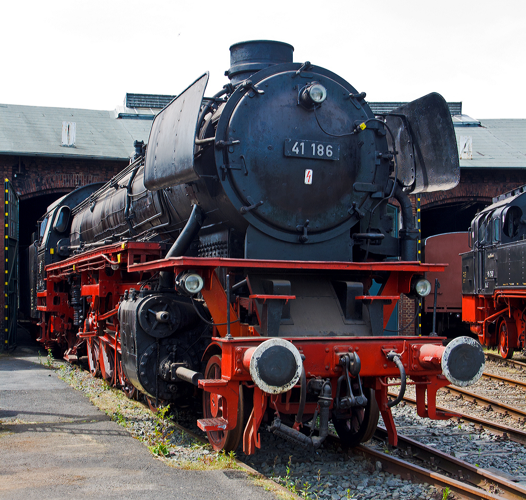 Die 41 186, ex DB 042 186-7, ex DB 41 186, ex DR 41 186, am 07.06.2014 im Eisenbahnmuseum Dieringhausen.  

Die Lok wurde 1938 bei der Maschinenfabrik Esslingen AG unter der Fabriknummer  4357 gebaut und als 41 186 an die DR als geliefert, nach dem Krieg blieb sie im Westen und wurde so später zur DB 41 186. Im Jahr 1959 erhielt sie einen Neubaukessel (Hersteller: Henschel, Fabr.-Nr. 29934) zudem wurde sie bei Henschel auf Ölfeuerung umgebaut.  Nach dem neuen EDV-Nummernplan wurde sie zum 01.01.1968 in DB 042 186-7 ungezeichnet (042 = BR 41 mit Ölfeuerung). Bei der Deutsche Bundesbahn wurde sie dann am 26.10.1977 im Bw Rheine ausgemustert. 

1983 ging sie an die EFO - Eisenbahnfreunde Flügelrad Oberberg e. V. (heute Interessengemeinschaft und Förderverein für das Eisenbahnmuseum Gummersbach-Dieringhausen e. V.).

TECHNISCHE DATEN: 
Spurweite: 1.435 mm (Normalspur) 
Bauart:  1'D1'-h2
Gattung:  G 46.20
Länge über Puffer:  23.905 mm
Radstand mit Tender:  20.175 mm
Dienstgewicht:  101,5 t
Dienstgewicht mit Tender:  175,7 t
Radsatzfahrmasse:  20,2 t
Indizierte Leistung:  1.453 kW / 1.975 PS
Kessel: DB Neubaukessel 
Höchstgeschwindigkeit:  90 km/h vorwärts / 50 rückwärts 
Treibraddurchmesser:  1.600 mm
Laufraddurchmesser vorn:  1.000 mm
Laufraddurchmesser hinten:  1.250 mm
Steuerungsart:  Heusinger
Zylinderanzahl:  2
Zylinderdurchmesser:  520 mm
Kolbenhub:  720 mm
Kesselüberdruck:  16 bar
Tender:  2'2' T 34
Wasservorrat:  34,0 m³
Brennstoffvorrat:  12,0 m³ Öl