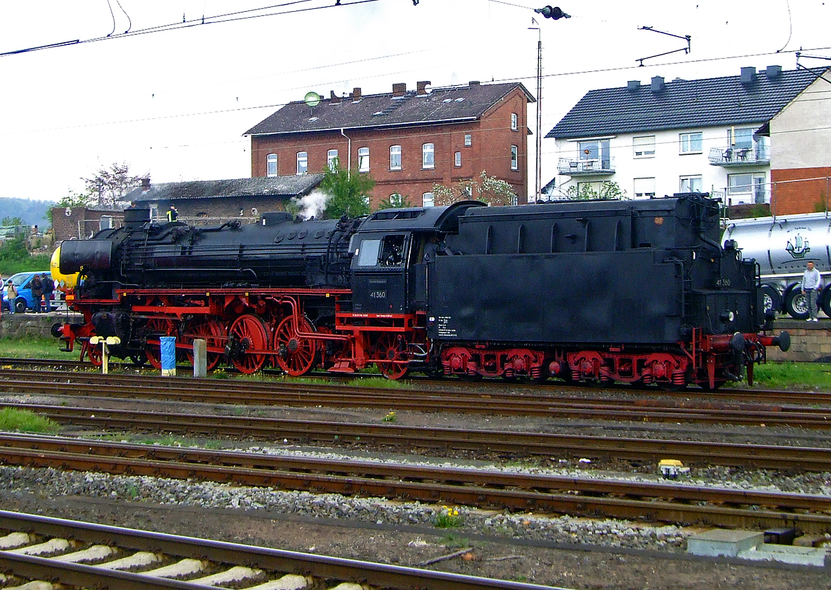 Die 41 360  Lady of Bismarck  (90 80 0046 360-8 D-DTO) der Dampflok-Tradition Oberhausen e.V (ex DB 042 360-8, ex DB 41 360) am 01. Mai 2010 bei den Dampftagen in Bebra.

Die Dampflok 41 360 wurde am 18.Juli 1940 von der Firma Arnold Jung in Jungental bei Kirchen an der Sieg abgeliefert und am 20.Juli 1940 durch die Deutsche Reichsbahn abgenommen und in Dienst gestellt. Die Beschaffungskosten lagen bei 63.444 Reichsmark. Im Jahr 1958 erhielt sie im AW Braunschweig einen Neubaukessel von Henschel in Kassel, die diesen 1957 unter der Fabriknummer 29658 gebaut hatte, zudem wurde sie auf Ölhauptfeuerung umgebaut.  Gekuppelt ist sie mit 2'2' T34 Öl-Tender.

Da die Kessel (aus St 47 K) der Fahrzeuge zunehmend an Materialermüdung litten, begann man in den 1950er Jahren mit einer Neubekesselung. So erhielten 107 Loks der 220 in Westdeutschland verbliebenen Maschinen einen geschweißten hochleistungsfähigen Neubaukessel, wie sie auch bei der Baureihe 03.10 eingebaut wurden. Von den 107 Loks mit Neubaukessel erhielten 40 eine Ölhauptfeuerung, darunter auch 41 360, so wurde sie ab 1968 als 042 360-8 bezeichnet.

Die Baureihe 41 mit Ölfeuerung teilte man den Bahnbetriebswerken Osnabrück Hbf und Kirchweyhe zu. Man setzte sie im Güter-, Eil-, Personen- und Schnellzugdienst hauptsächlich auf der Achse Hamburg–Ruhrgebiet ein. Im Jahr 1968 kamen alle zum Bahnbetriebswerk Rheine und wurden von nun an als Baureihe 042 geführt. 

Sie zogen die schweren Güter- und Erzzüge der Emslandstrecke bis zu deren Elektrifizierung. Damit gehörten sie zu den letzten planmäßig eingesetzten Dampflokomotiven der DB. Die letzte Dampflokomotive der Baureihe 042, die 042 113, wurde im Herbst 1977 im Bahnbetriebswerk Rheine ausgemustert.

TECHNISCHE DATEN: 
Spurweite: 1.435 mm (Normalspur) 
Bauart: 1'D1'-h2
Gattung: G 46.20
Länge über Puffer:  23.905 mm
Radstand mit Tender:  20.175 mm
Dienstgewicht: 101,5 t
Dienstgewicht mit Tender: 175,7 t (Eigengewicht 161 t)
Max Achslast: 20,2 t
Indizierte Leistung: 	1.453 kW / 1.975 PS
Kessel: DB Neubaukessel (Henschel)
Höchstgeschwindigkeit:  90 km/h vorwärts / 50 rückwärts 
Treibraddurchmesser:  1.600 mm
Laufraddurchmesser vorn:  1.000 mm
Laufraddurchmesser hinten:  1.250 mm
Steuerungsart:  Heusinger
Zylinderanzahl:  2
Zylinderdurchmesser:  520 mm
Kolbenhub:  720 mm
Kesselüberdruck:  16 bar
Tender:  2'2' T 34
Wasservorrat:  34 m³
Brennstoffvorrat: 12 m³ Öl
