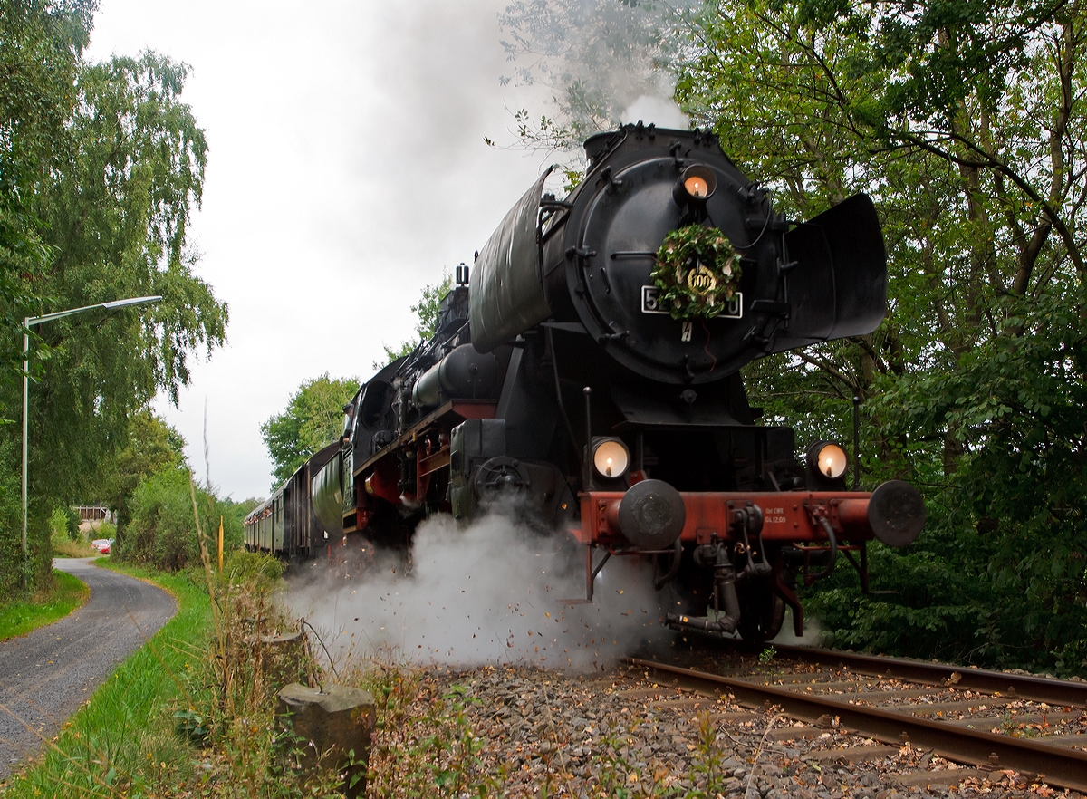 Die  52 8134-0 der Eisenbahnfreunde Betzdorf fuhr Sonderfahrten, anl�sslich der 100 Jahr Feier der Westerwaldbahn (WEBA) am 31.08.2013, zwischen Scheuerfeld/Sieg und dem Betriebshof Bindweide der Westerwaldbahn, hier bei Steinebach/Sieg.

Die Lok lief heute nicht ganz ruhig, deutlich zusehen ist das aus dem Dampfzylinder in Fahrrichtung recht zu viel Dampf austritt, der die Bl�tter vom Gleisbett aufwirbelt.

Die Lok war, bedingt durch die Wiedervereinigung, eine der letzten Normalspurigen Dampfloks der DB.  
Zudem war sie als 052 134‐4 die einzige wahre 52 der DB (BR 52.80).
Die Lok wurde 1965 aus der 1943 bei der Lokfabrik Wien‐Floridsdorf (Fabriknummer 16591) gebauten  52  7138 rekonstruiert.