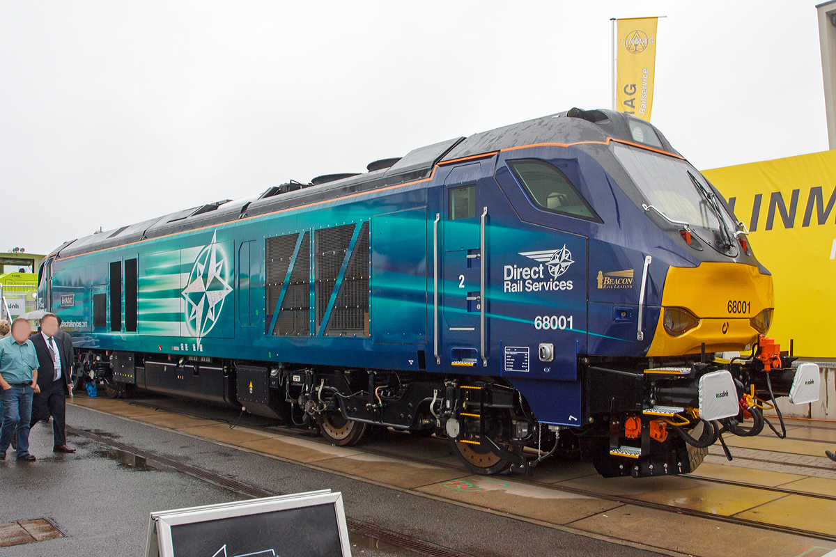 Die 68001 der britischen Eisenbahngesellschaft Direct Rail Services Ltd (DRS) die G�terverkehr anbietet, wurde am 26.09.2014 von Vossloh (seit 2016 Stadler Rail) auf dem Freigel�nde auf der InnoTrans 2014 in Berlin pr�sentiert.

Die britische Class 68 (UKLight) wurde 2014 Vossloh Espa�a S.A. in Valencia (Spanien), seit 2016 Stadler Rail, unter der Fabriknummer 2679 gebaut. Die Vossloh-Typenbezeichnung ist UKLight und stammt aus der Familie der Vossloh Eurolight.

Die Class 68 ist eine dieselelektrische Lokomotive f�r den Streckendienst.

TECHNISCHE DATEN:
Spurweite: 1.435 mm
Achsfolge: Bo`Bo`
L�nge �ber Puffer: 21.500 mm
Drehzapfenabstand: 11.830 mm
Achsabstand im Drehgestell: 2.800 mm
Breite: 2.690 mm
H�he: 3.820 mm
Raddurchmesse: 1.100 mm (neu) / 1.020 (abgenutzt)
Gewicht: 85 t
Radsatzlast: 21,4 t
Dieselmotorleistung: 2.800 kW
Motorbauart: 16-Zylinder-Turbodieselmotor
Motortyp: Caterpillar C175 (EU 97/68 Stage IIIA)
Drehzahl: 1.740 U/min
Tankinhalt: 5.000 l
Generator: ABB WGX560PB6
Fahrmotoren: 4 St�ck ABB 4FRA6063 a 600 kW
H�chstgeschwindigkeit: 160 km/h (Ein sp�terer Umbau f�r 200 km/h ist m�glich)
Anfahrzugskraft: 317 kN
Bremskraft: 265 kN

Die britische Class 68 (UKLight) wurde 2014 noch von Vossloh Espa�a S.A. aus Valencia (Spanien) vorgestellt. Seit dem 01. Januar 2016 hat Stadler Rail das Werk bei Valencia von Vossloh �bernommen. F�r die Stadler Eurodual geh�rte auch u.a. diese Class 68 zur Basis der Entwicklung.
