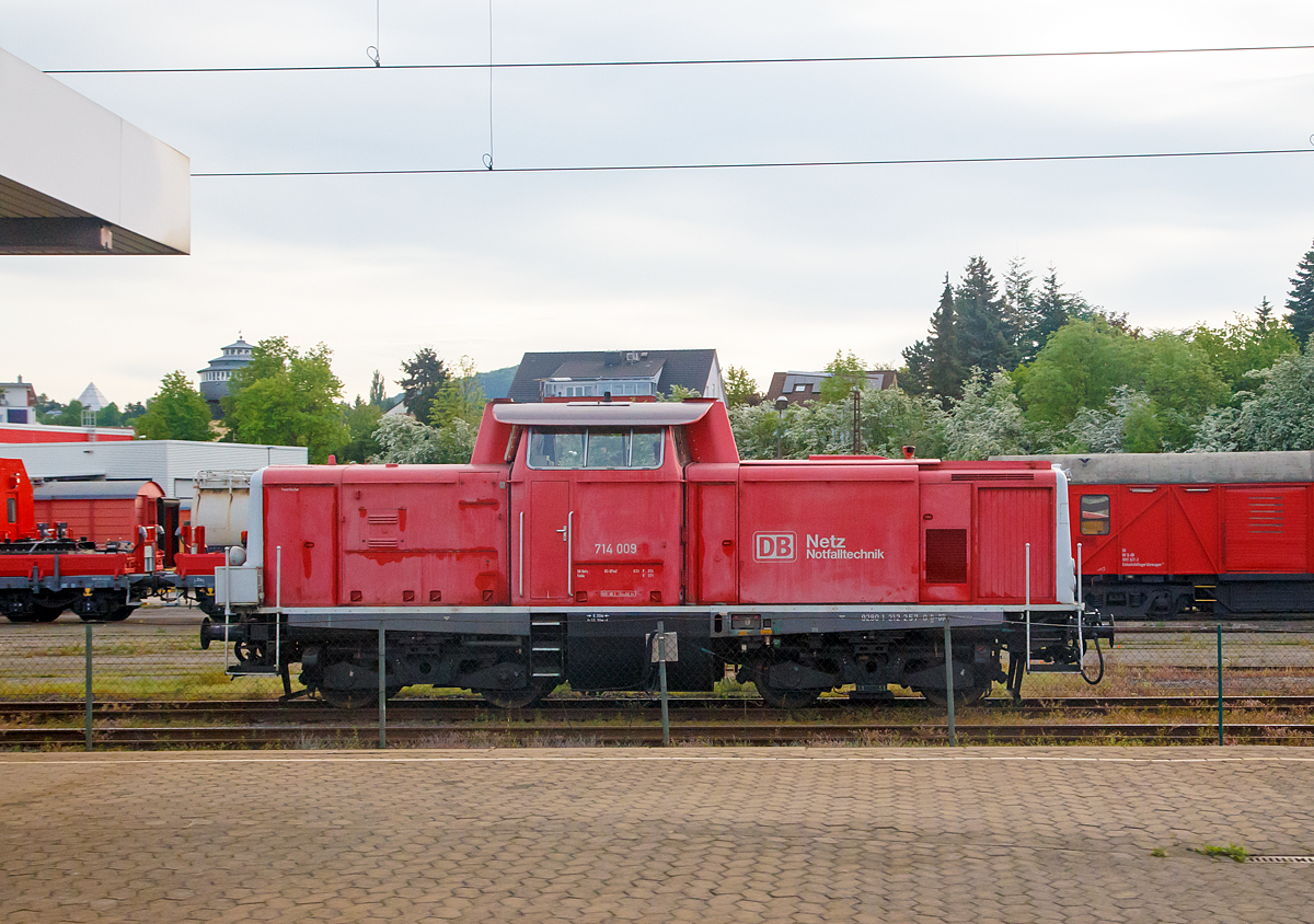 Die 714 009-8 (eigentlich laut NVR-Nummer 92 80 1212 257-0 D-DB) der DB Netz Notfalltechnik, ex DB 714 257-3, ex DB 214 257-8, ex DB 212 257-0, ex DB V 100 2257, ist am 05.10.2015 beim DB Werk Fulda abgestellt und konnte vom aus dem Zug heraus fotografiert werden. Es ist eine Lokomotive für einen Rettungszug (RTZ) bzw. Tunnelrettungszug auch Tunnelhilfszug (TuHi). Die V 100.20 wurde 1965 bei MaK in Kiel unter der Fabriknummer 1000304 gebaut und als V 100 2257 an die Deutsche Bundesbahn ausgeliefert. Umzeichnung in 212 257-0 erfolgte 1968, der Umbau zur Rettungszuglok und die Umzeichnung in DB 214 257-8 erfolgte 1999, Umzeichnung in DB 714 257-3 erfolgte 1994 und dann 1996 in 714 009-8. Sie trägt aber die NVR-Nummer 92 80 1 212 235-6 D-DB, ist aber durch die Umbauten keine reine 212er. 

Diese umgebauten Loks sind wende- und doppeltraktionsfähig und unter anderem mit Video- und Wärmebildkameras, Fern- und Breitenscheinwerfern, gelben Rundumkennleuchten und Tunnelfunk (800-MHz-Band) ausgerüstet. Mit den technischen Sichthilfen soll der Zug auch bei Sichtbehinderungen durch Rauch und Nebel gezielt gesteuert werden können.

Die Dieselloks an jedem Zugende behielten zunächst ihre Nummer als Baureihe 212 und wurden dann nicht zuletzt wegen ihrer umfangreichen Sonderausstattung ab 01.01.89 als separate Baureihe 214 geführt. Schließlich wurden sie mit Wirkung vom 31.10.94 entsprechend dem Status des gesamten Zuges als Bahndienstfahrzeuge eingestuft und erhielten die Baureihenbezeichnung 714. Auch als Baureihe 714 liefen sie zunächst mit ihrer ursprünglichen Ordnungsnummer, die sie bereits als Baureihe 212 trugen. Erst ab dem 01.08.96 wurden sie dann fortlaufend nummeriert.

Insgesamt sind drei Reserveloks vorhanden, von denen zwei erst nachträglich umgebaut und in die Baureihe 714 eingereiht wurden (1996: 714 014-8; 1997: 714 015-5). Dadurch wird gewährleistet, dass auch bei erforderlichen Untersuchungen einzelner Loks immer alle Rettungszüge einsatzbereit sind. Dieser turnusmäßige Wechsel führt allerdings auch dazu, dass an den Zügen immer wieder andere Loks zu finden sind. 