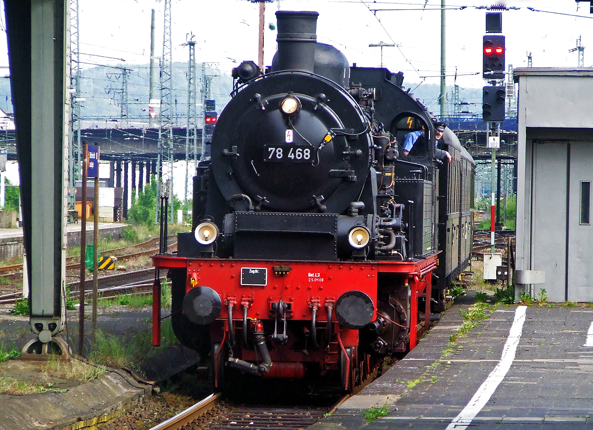 
Die 78 468, ex DB 078 468-6, erreicht am 22.05.2008, mit dem Dampfsonderzug der RuhrtalBahn, den Hbf Hagen.

Die Preußische T 18 wurde 1923 bei Henschel & Sohn GmbH in Kassel unter der Fabriknummer  20166 gebaut und an die DRB geliefert. Im Juli 1969 wurde sie bei der DB ausgemustert. Bis 1998 war sie eine Leihgabe der DB an die FdE Hamburg (Eisenbahnmuseum Hamburg-Willhelmsburg). Im Jahr 1998 wurde sie von der Stadt Oberhausen, für die HEO - Historische Eisenbahn Oberhausen erworben, seit 2008 betreut sie die Eisenbahn-Tradition e.V. (Lengerich), ist aber weiterhin im Eigentum der Stadt Oberhausen. Die Lok hat die NVR-Nummer 90 80 0078 468-0 D-ETL.

Die Geschichte der  Dampflokomotive 78 468 geht auf eine sehr gelungene Konstruktion der Firma Vulcan-Werft AG in Stettin aus dem Jahre 1912 zurück. Gedacht für den Fährverkehr mit leichten Schnellzügen auf der Insel Rügen konnte die Lokgattung T 18 bald ihre Stärken im schweren Berufsverkehr der Ballungsräume ausspielen. Das sehr gute Beschleunigungsvermögen und die hohe, in beiden Fahrtrichtungen gleiche, Höchstgeschwindigkeit machten sie geradezu zur idealen Lokomotive für dieses Betätigungsfeld.

TECHNISCHE DATEN:
Gattung:  Pt 37.17   
Hersteller: Henschel u. Sohn GmbH, Kassel
Fabriknummer:  20166  
Baujahr: 1923
Länge ü. Puffer: 14.800 mm
Dienstgewicht: 105,0 t
Kesselüberdruck: 12 kp/cm²
Treibraddurchmesser:  1.650 mm
Leistung:  1.140 PS
Höchstgeschw.:  100 km/h
Kohlevorrat:  4,5 t
Wasservorrat:  12 m³
Zustand: .betriebsfähig
